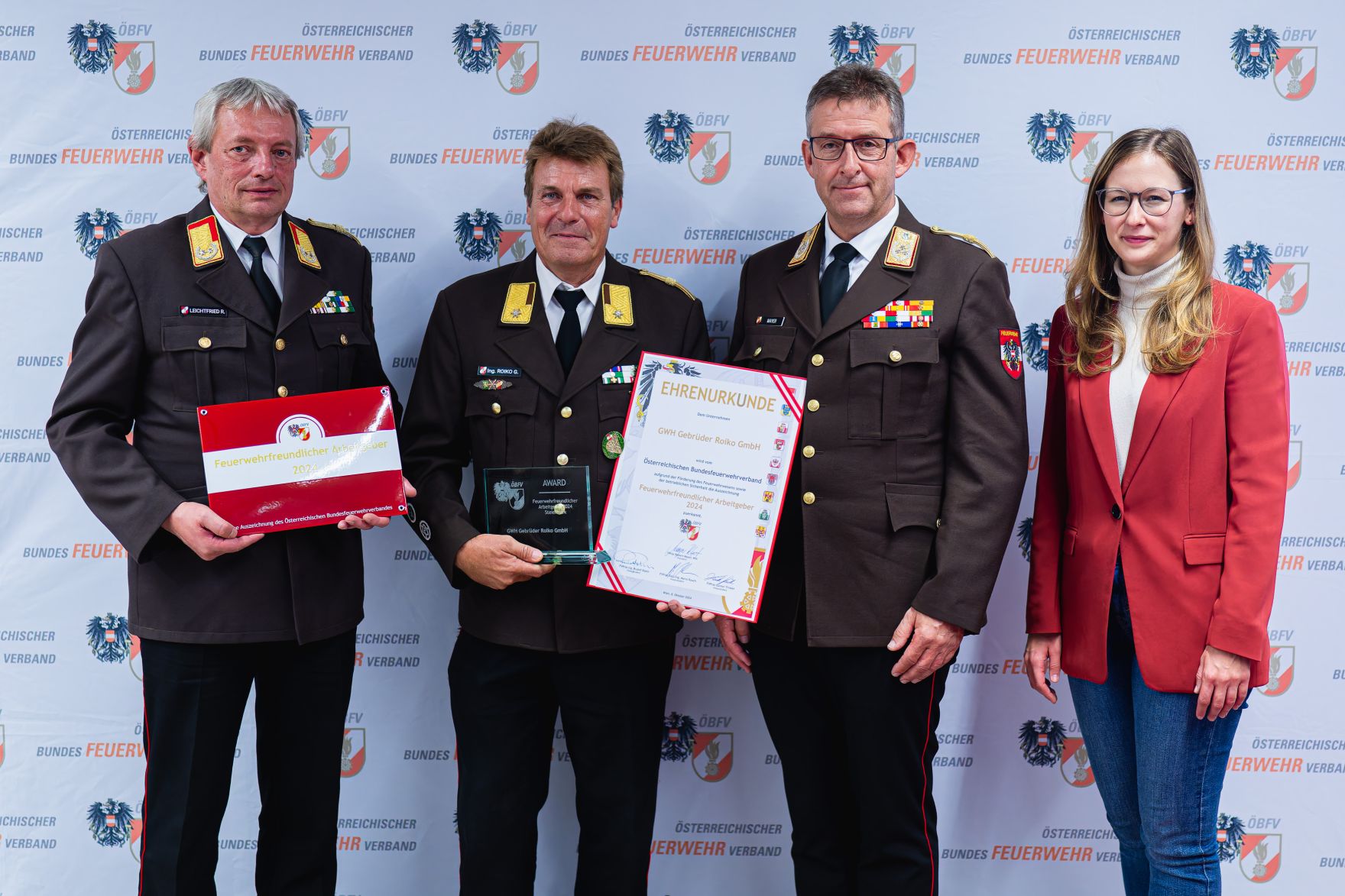 Am 8. Oktober 2024 verlieh Staatssekret&auml;rin Claudia Plakom (r.) Auszeichnungen f&uuml;r feuerwehrfreundliche Arbeitgeber.