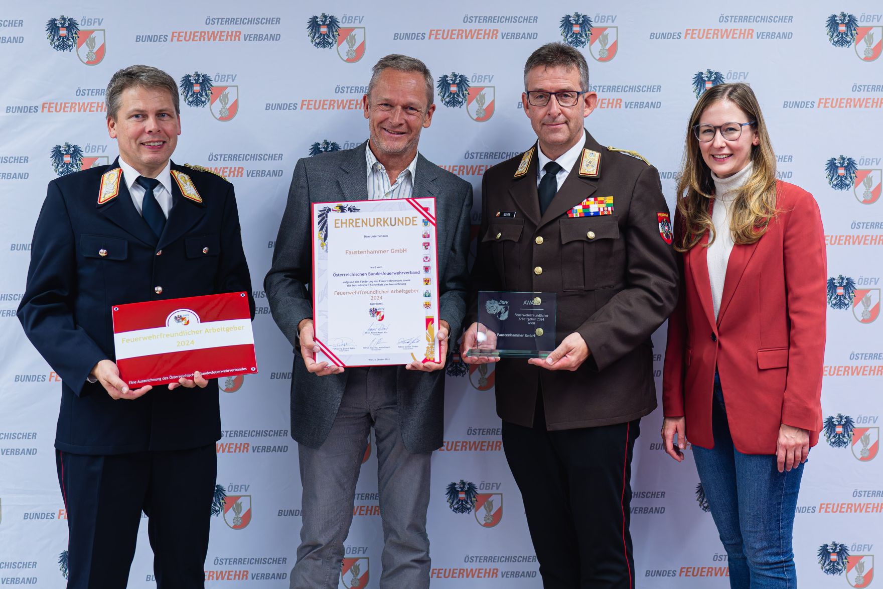 Am 8. Oktober 2024 verlieh Staatssekret&auml;rin Claudia Plakom (r.) Auszeichnungen f&uuml;r feuerwehrfreundliche Arbeitgeber.