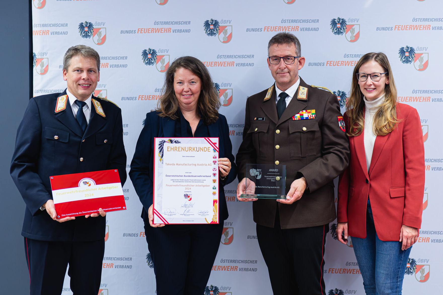 Am 8. Oktober 2024 verlieh Staatssekret&auml;rin Claudia Plakom (r.) Auszeichnungen f&uuml;r feuerwehrfreundliche Arbeitgeber.