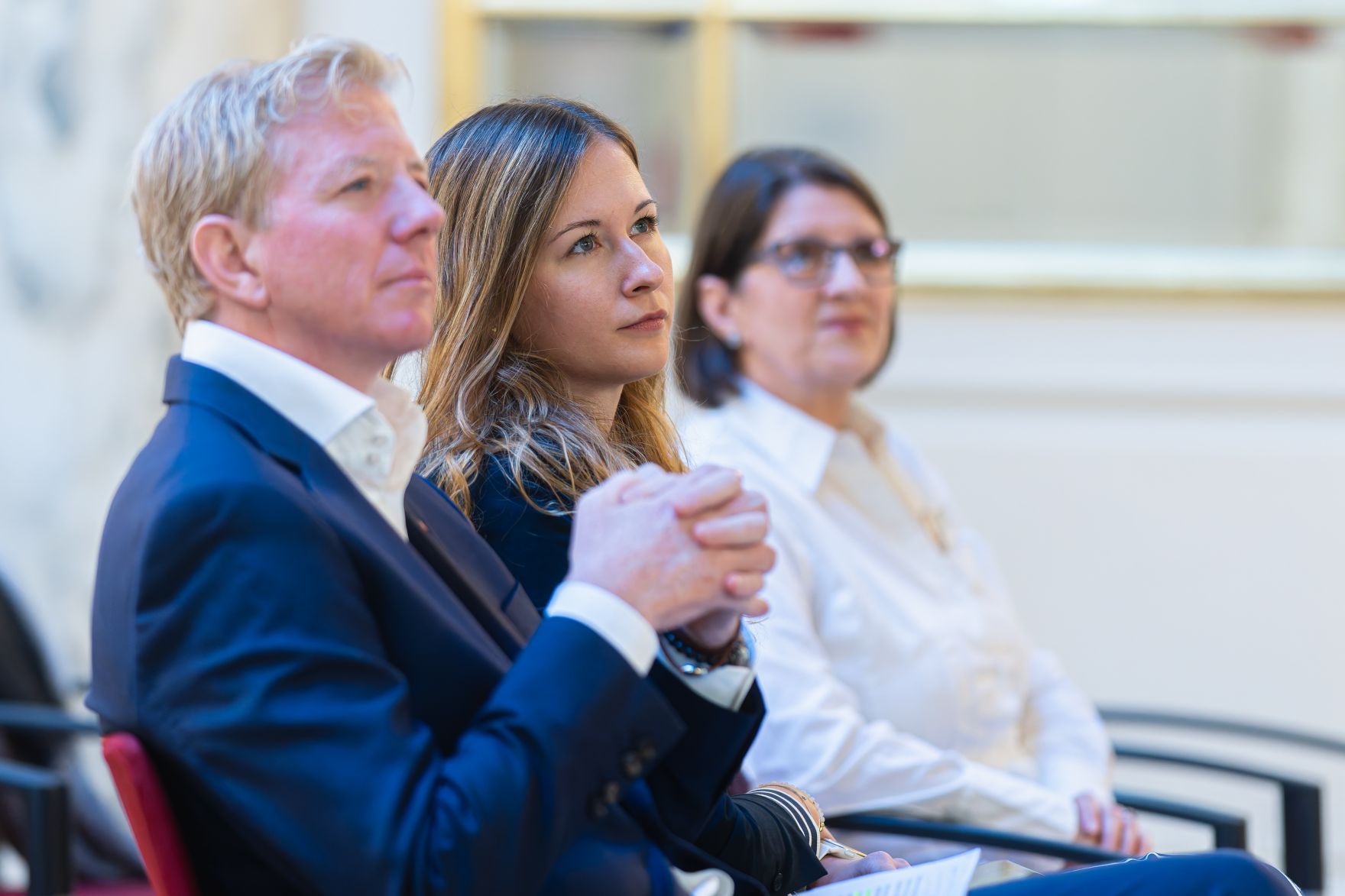 Am 15. Oktober 2024 gab Staatssekret&auml;rin Claudia Plakolm (m.) gemeinsam mit Vertretern der Sportunion eine Pressekonferenz zum Thema Kinderschutz.