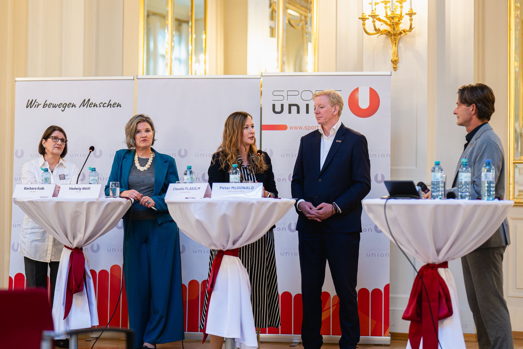 Am 15. Oktober 2024 gab Staatssekret&auml;rin Claudia Plakolm (m.) gemeinsam mit Vertretern der Sportunion eine Pressekonferenz zum Thema Kinderschutz.