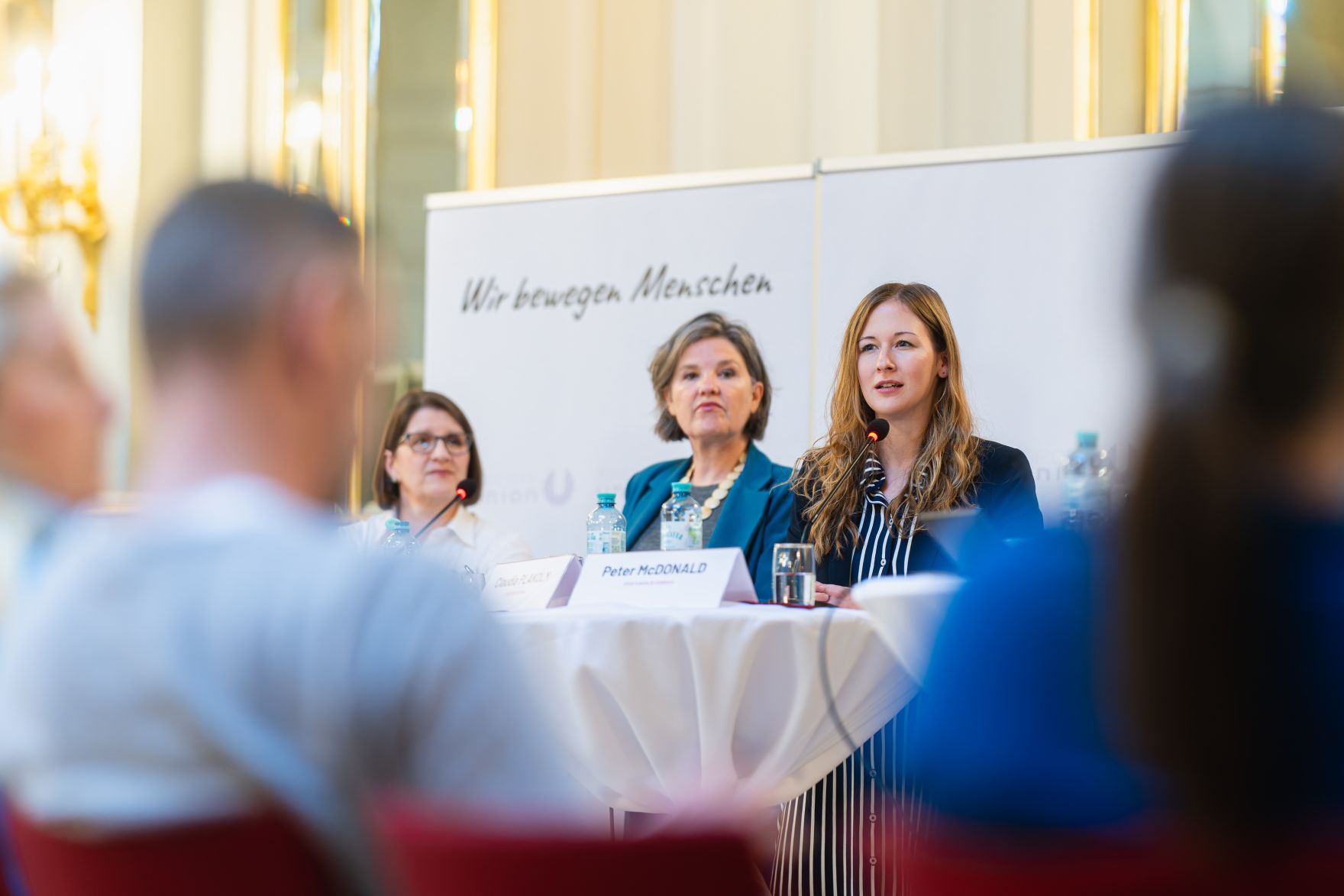 Am 15. Oktober 2024 gab Staatssekret&auml;rin Claudia Plakolm (m.r.) gemeinsam mit Vertretern der Sportunion eine Pressekonferenz zum Thema Kinderschutz.