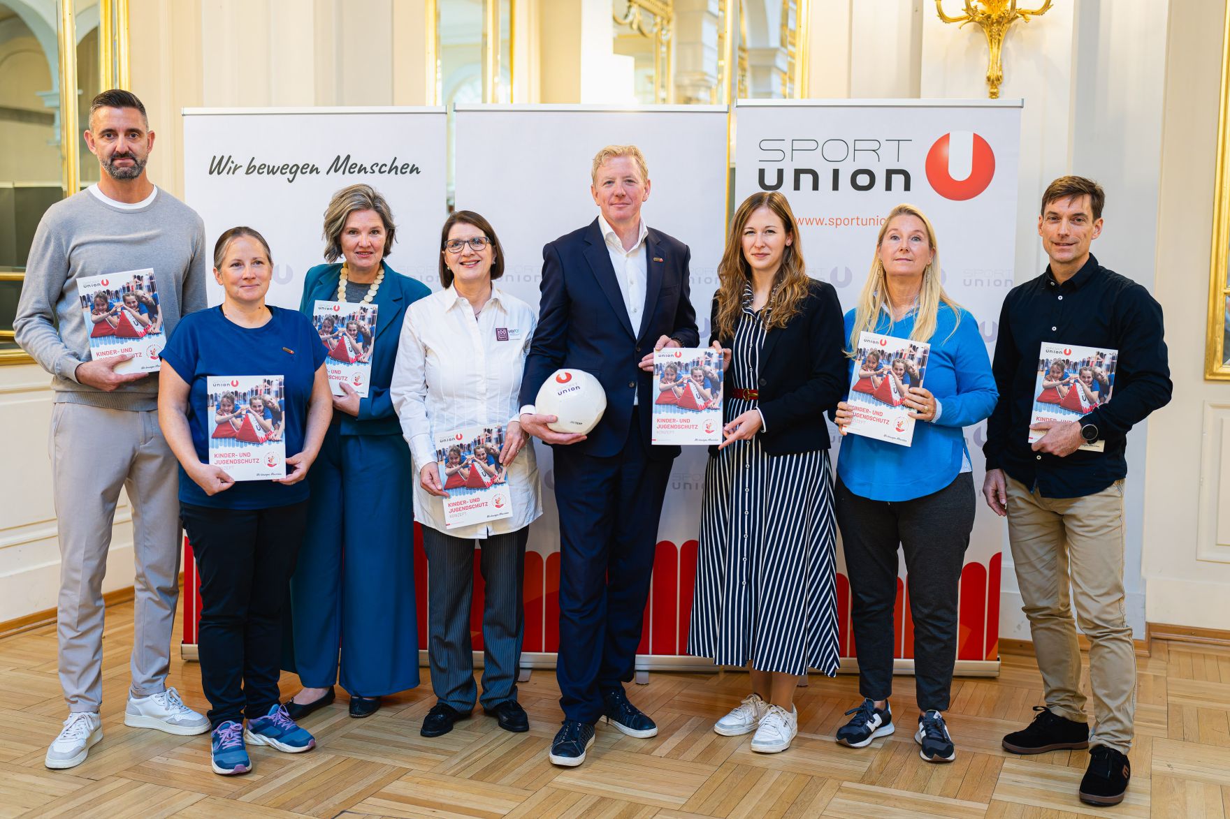 Am 15. Oktober 2024 gab Staatssekret&auml;rin Claudia Plakolm (3.v.r.) gemeinsam mit Vertretern der Sportunion eine Pressekonferenz zum Thema Kinderschutz.