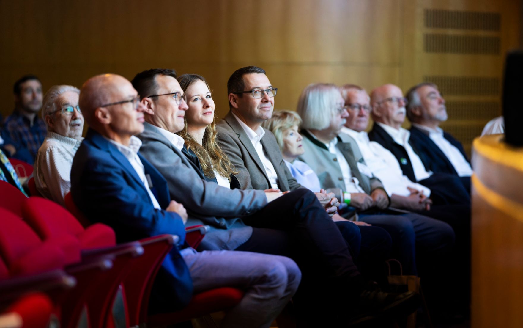 Am 19. Oktober 2024 nahm Staatssekret&auml;rin Claudia Plakolm (m.l.) bei der Hauptversammlung des &ouml;sterreichischen Alpenvereins teil.
