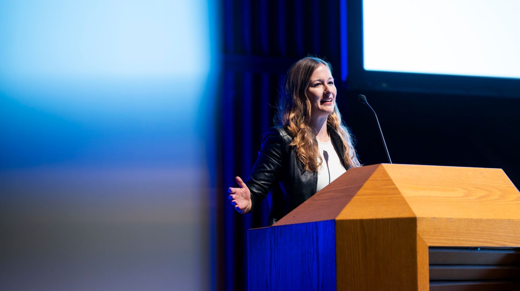 Am 19. Oktober 2024 nahm Staatssekret&auml;rin Claudia Plakolm (im Bild) bei der Hauptversammlung des &ouml;sterreichischen Alpenvereins teil.