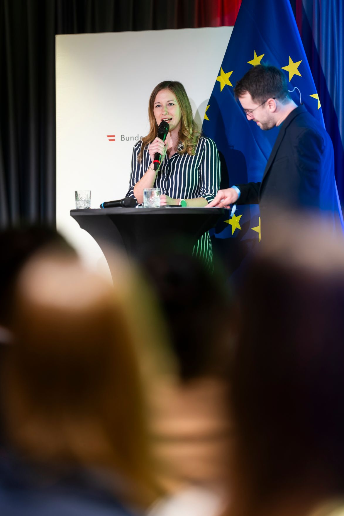 Am 19. November 2024 &uuml;berreichte Staatssekret&auml;rin Claudia Plakolm (m.) den &Ouml;sterreichischen Jugendpreis 2024.