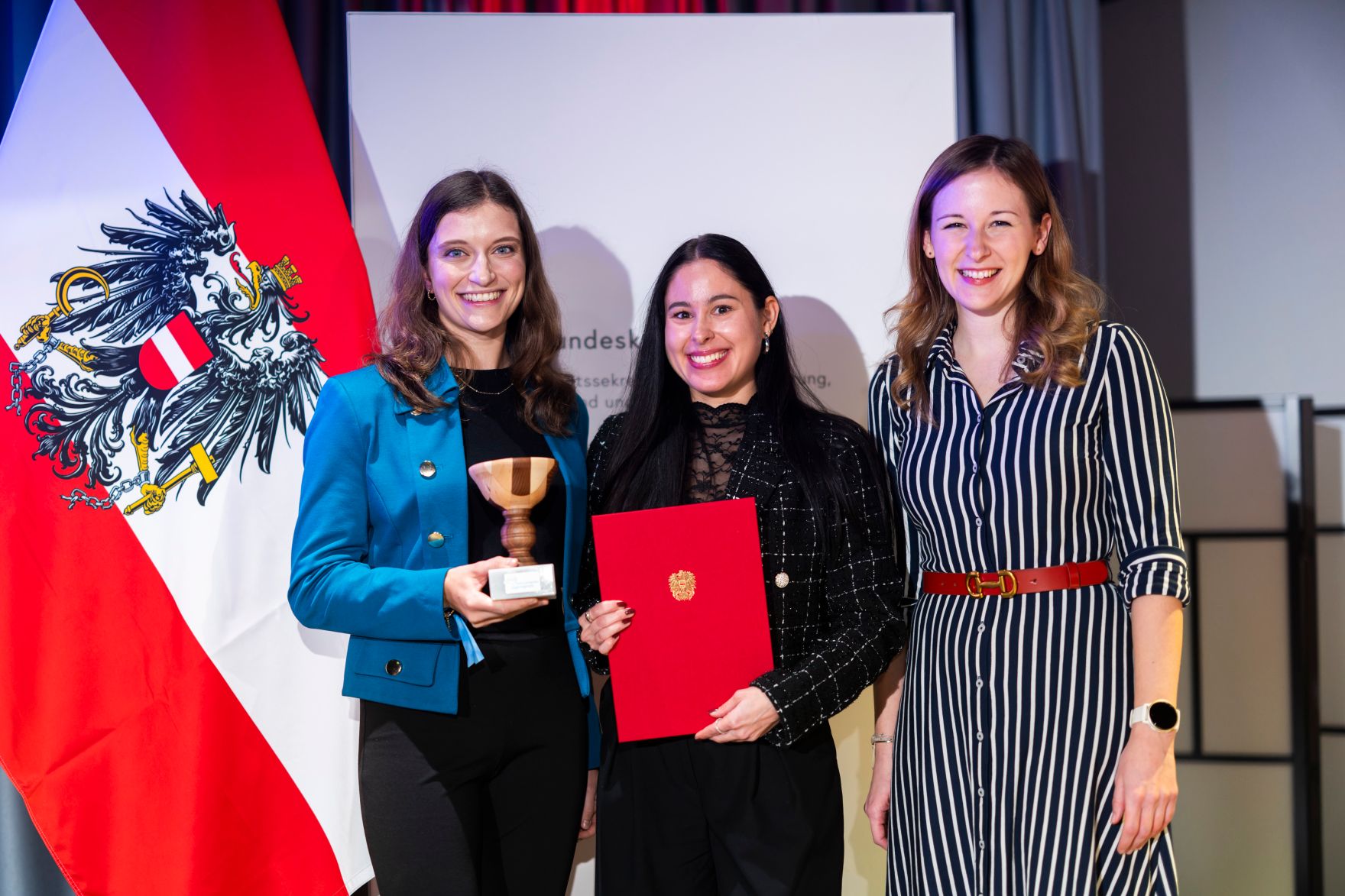 Am 19. November 2024 &uuml;berreichte Staatssekret&auml;rin Claudia Plakolm (r.) den &Ouml;sterreichischen Jugendpreis 2024.