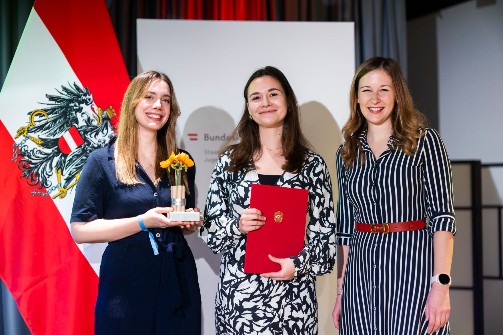 Am 19. November 2024 &uuml;berreichte Staatssekret&auml;rin Claudia Plakolm (r.) den &Ouml;sterreichischen Jugendpreis 2024.