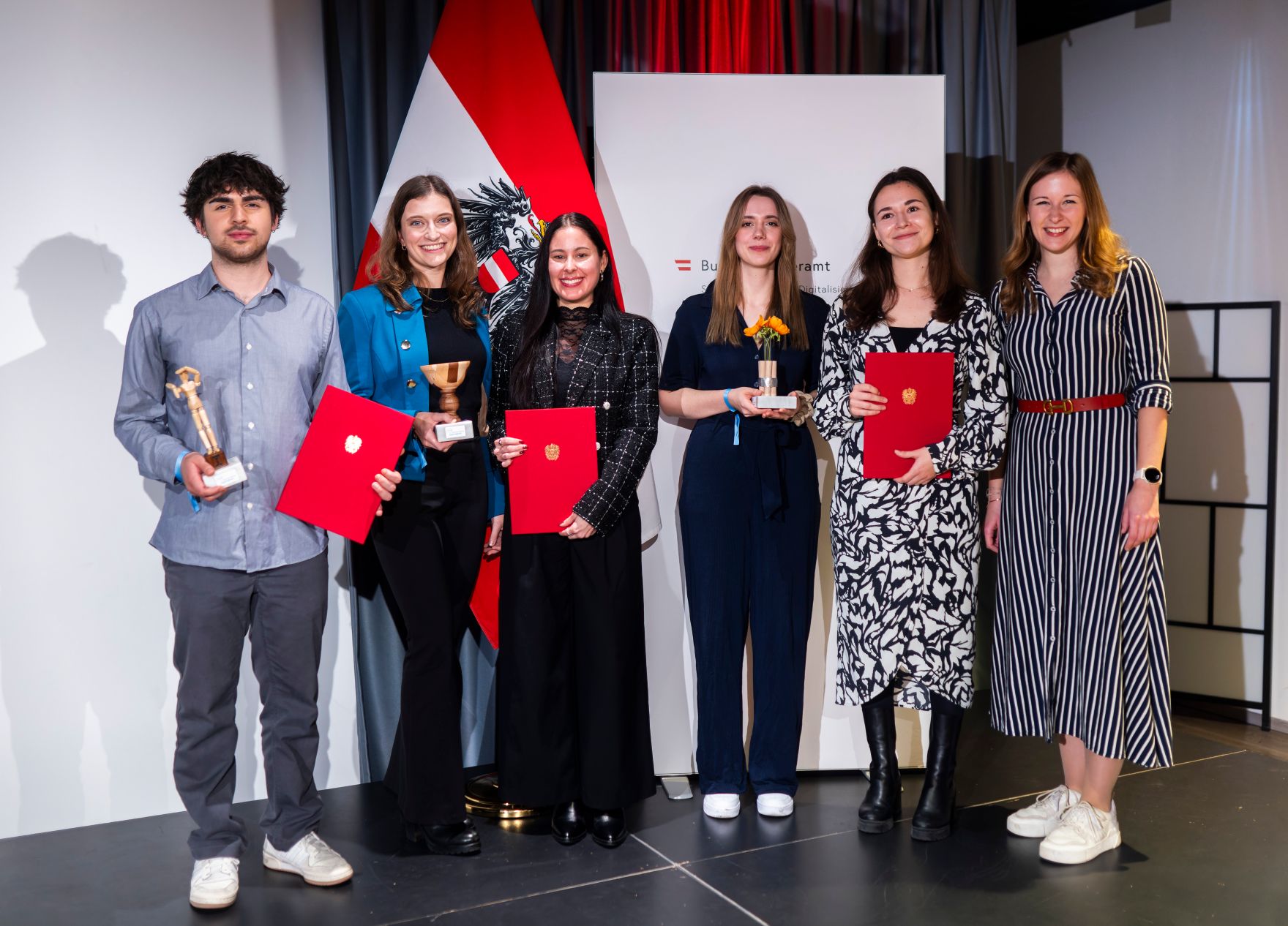 Am 19. November 2024 &uuml;berreichte Staatssekret&auml;rin Claudia Plakolm (r.) den &Ouml;sterreichischen Jugendpreis 2024.