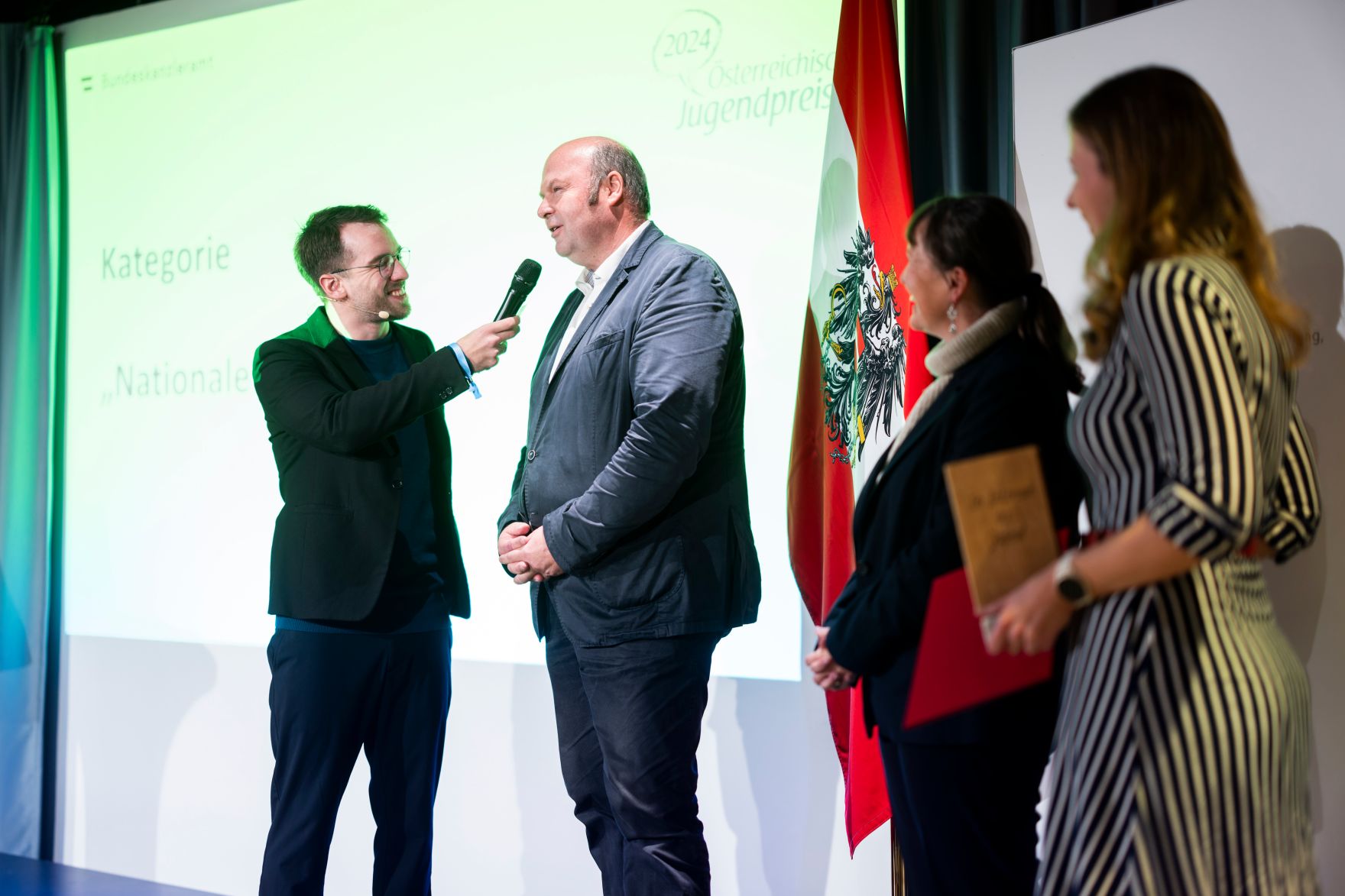 Am 19. November 2024 &uuml;berreichte Staatssekret&auml;rin Claudia Plakolm (r.) den &Ouml;sterreichischen Jugendpreis 2024.