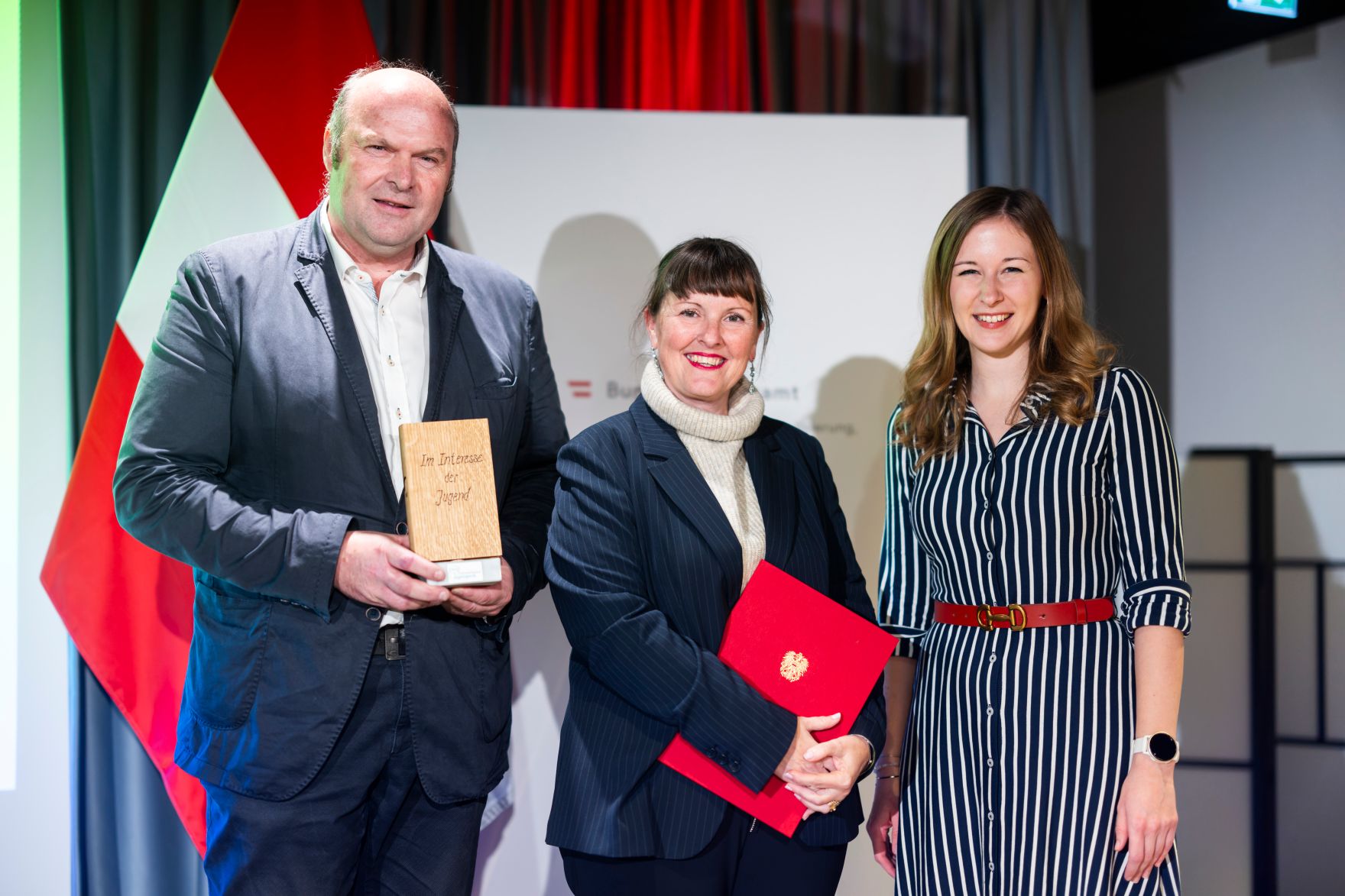 Am 19. November 2024 &uuml;berreichte Staatssekret&auml;rin Claudia Plakolm (r.) den &Ouml;sterreichischen Jugendpreis 2024.