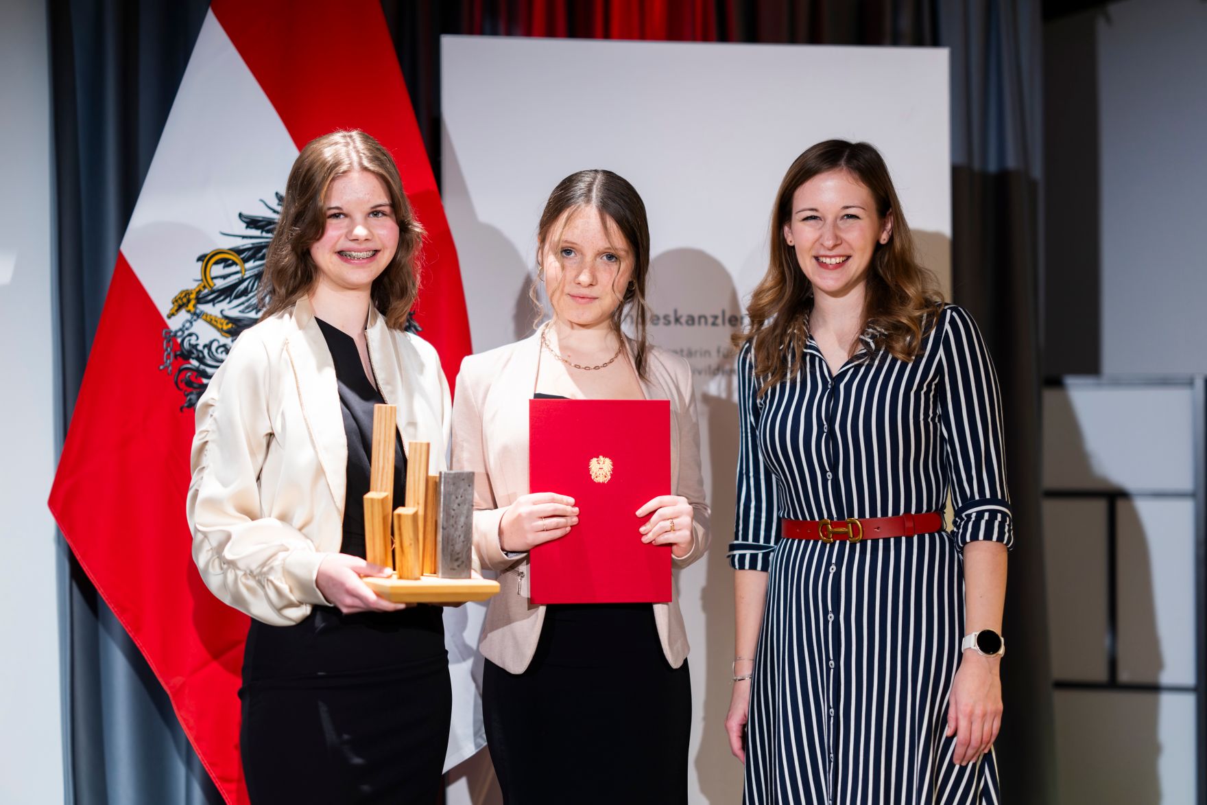 Am 19. November 2024 &uuml;berreichte Staatssekret&auml;rin Claudia Plakolm (r.) den &Ouml;sterreichischen Jugendpreis 2024.
