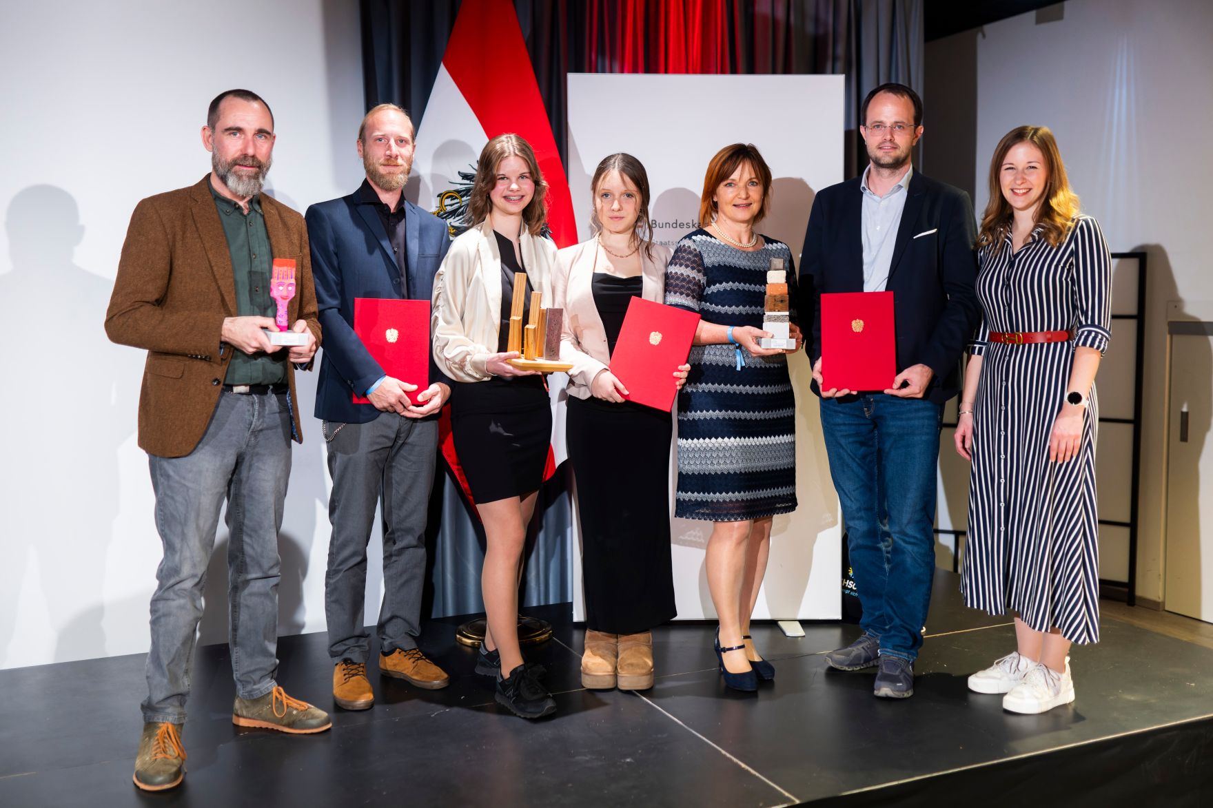 Am 19. November 2024 &uuml;berreichte Staatssekret&auml;rin Claudia Plakolm (r.) den &Ouml;sterreichischen Jugendpreis 2024.