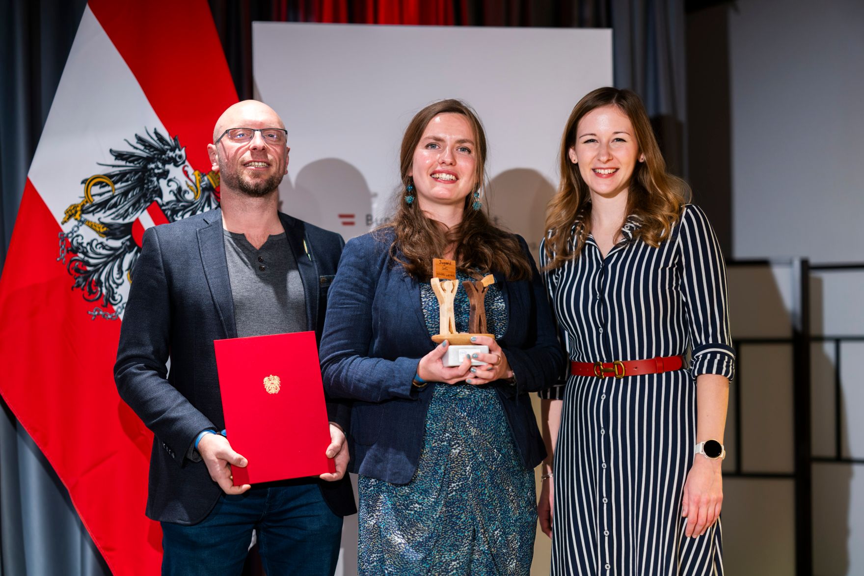 Am 19. November 2024 &uuml;berreichte Staatssekret&auml;rin Claudia Plakolm (r.) den &Ouml;sterreichischen Jugendpreis 2024.