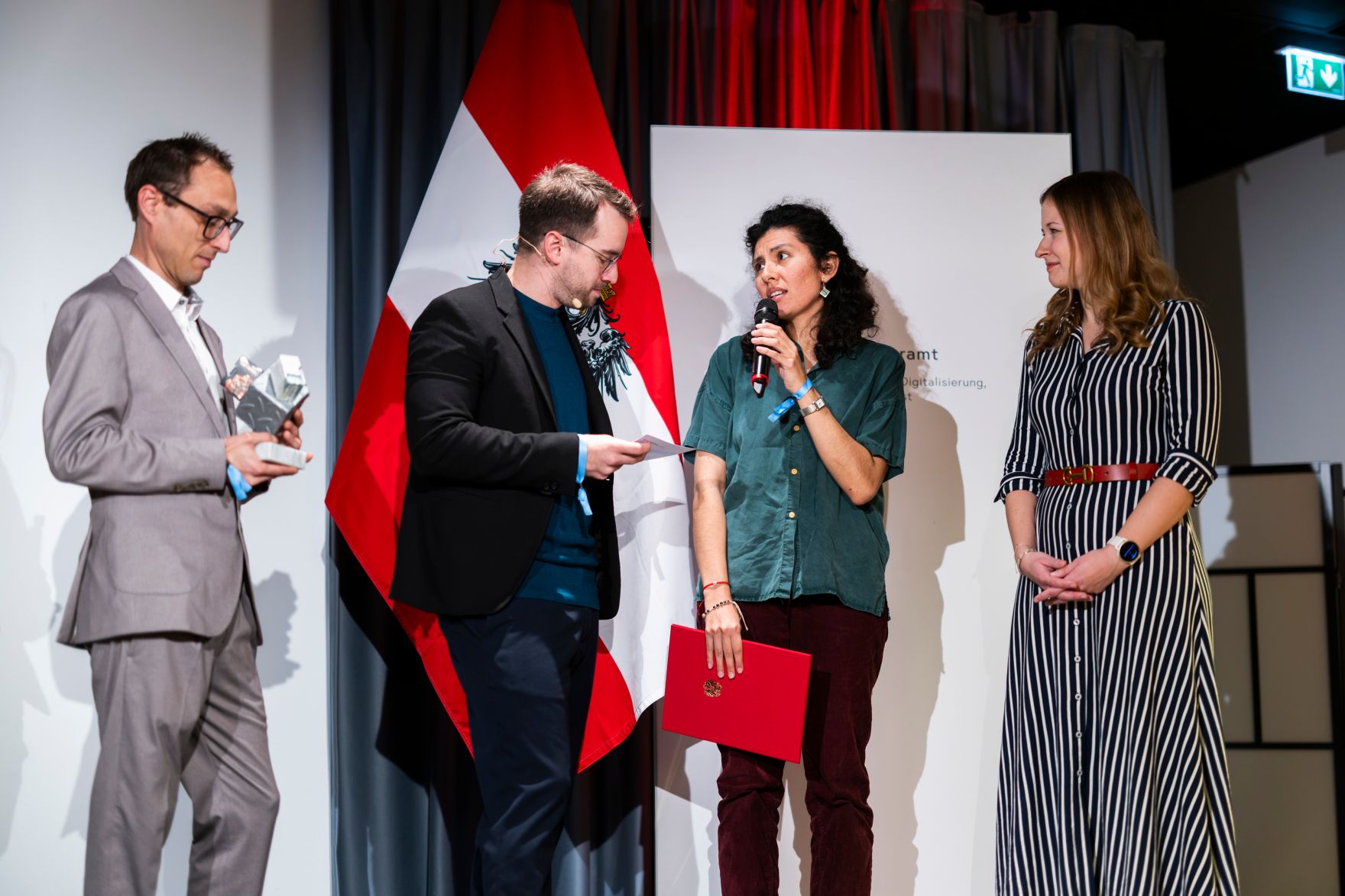 Am 19. November 2024 &uuml;berreichte Staatssekret&auml;rin Claudia Plakolm (r.) den &Ouml;sterreichischen Jugendpreis 2024.