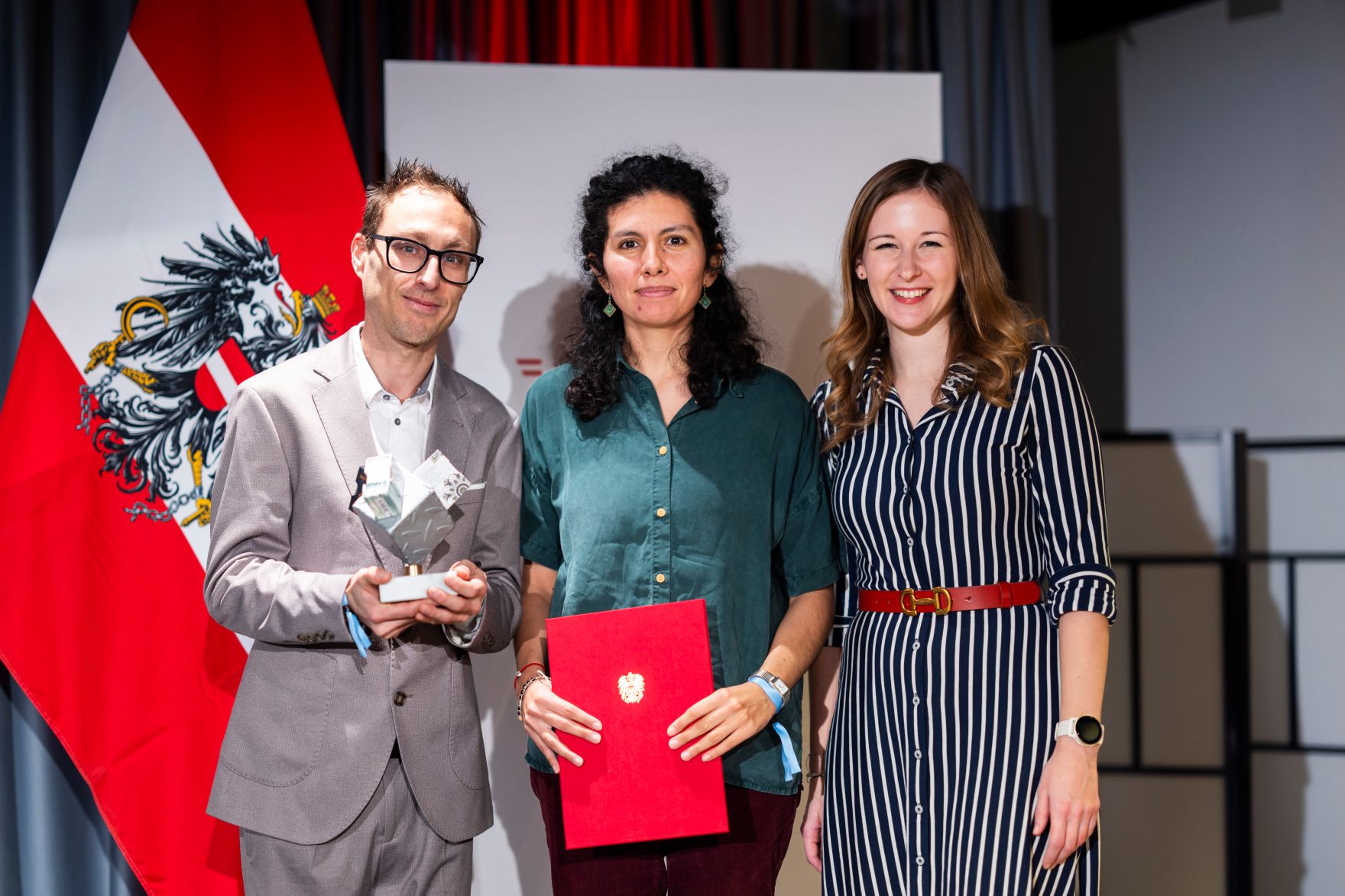 Am 19. November 2024 &uuml;berreichte Staatssekret&auml;rin Claudia Plakolm (r.) den &Ouml;sterreichischen Jugendpreis 2024.