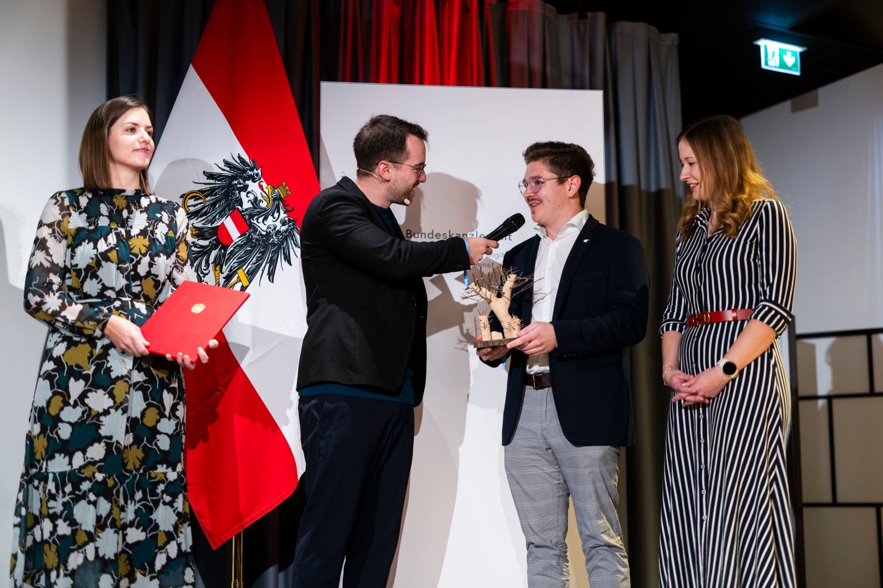 Am 19. November 2024 &uuml;berreichte Staatssekret&auml;rin Claudia Plakolm (r.) den &Ouml;sterreichischen Jugendpreis 2024.