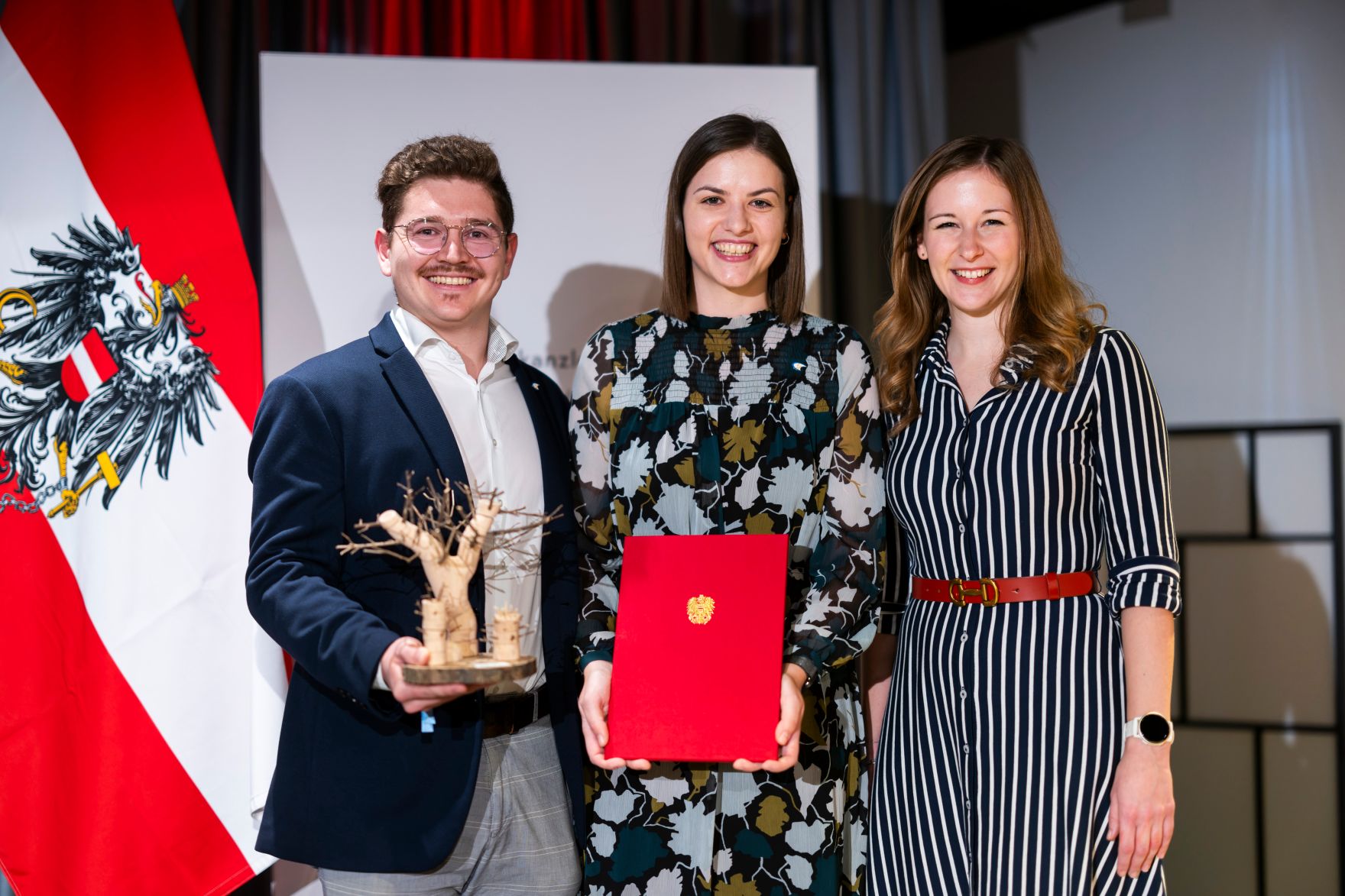 Am 19. November 2024 &uuml;berreichte Staatssekret&auml;rin Claudia Plakolm (r.) den &Ouml;sterreichischen Jugendpreis 2024.