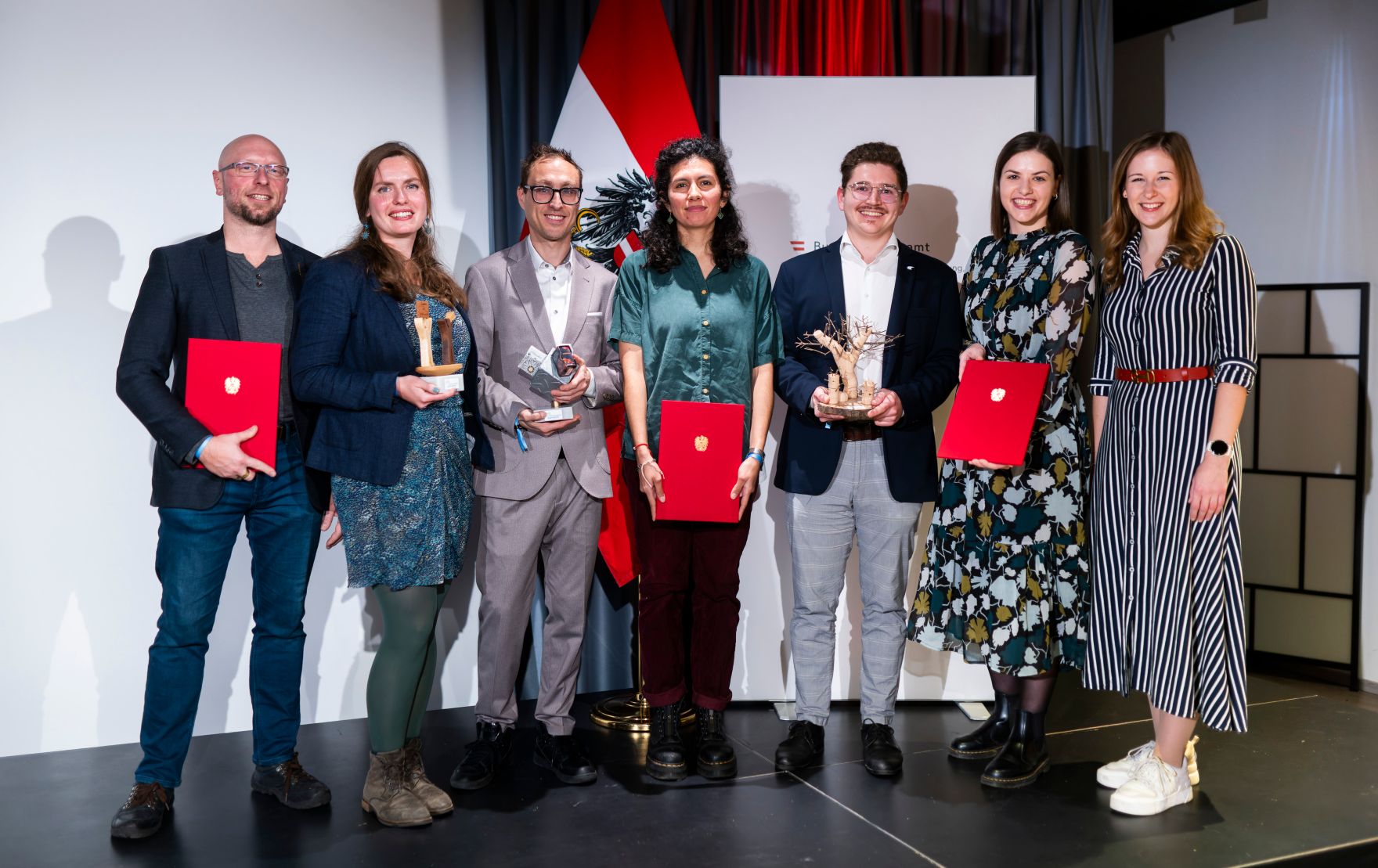 Am 19. November 2024 &uuml;berreichte Staatssekret&auml;rin Claudia Plakolm (r.) den &Ouml;sterreichischen Jugendpreis 2024.