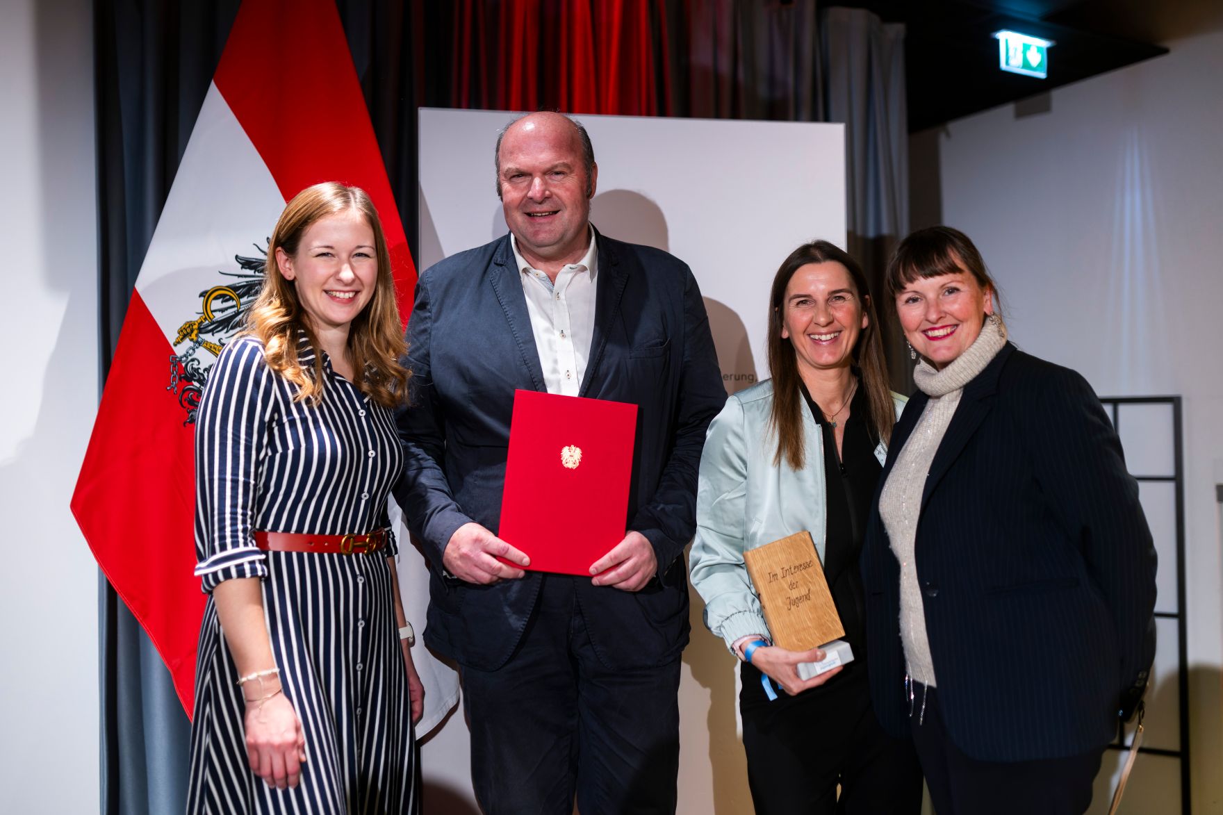 Am 19. November 2024 &uuml;berreichte Staatssekret&auml;rin Claudia Plakolm (l.) den &Ouml;sterreichischen Jugendpreis 2024.