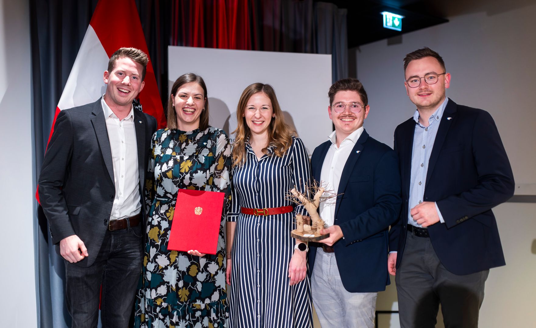 Am 19. November 2024 &uuml;berreichte Staatssekret&auml;rin Claudia Plakolm (m.) den &Ouml;sterreichischen Jugendpreis 2024.