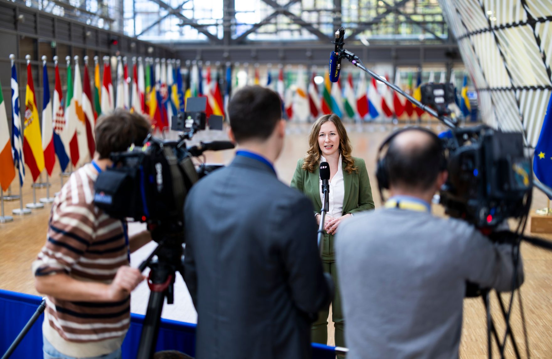 Am 25. November 2024 reiste Staatssekret&auml;rin Claudia Plakolm (m.r.) nach Br&uuml;ssel und nahm am Jugendrat teil. Im Bild beim Doorstep vor dem Jugendrat.