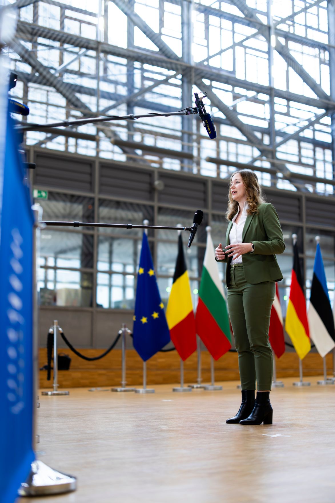 Am 25. November 2024 reiste Staatssekret&auml;rin Claudia Plakolm (im Bild) nach Br&uuml;ssel und nahm am Jugendrat teil. Im Bild beim Doorstep vor dem Jugendrat.