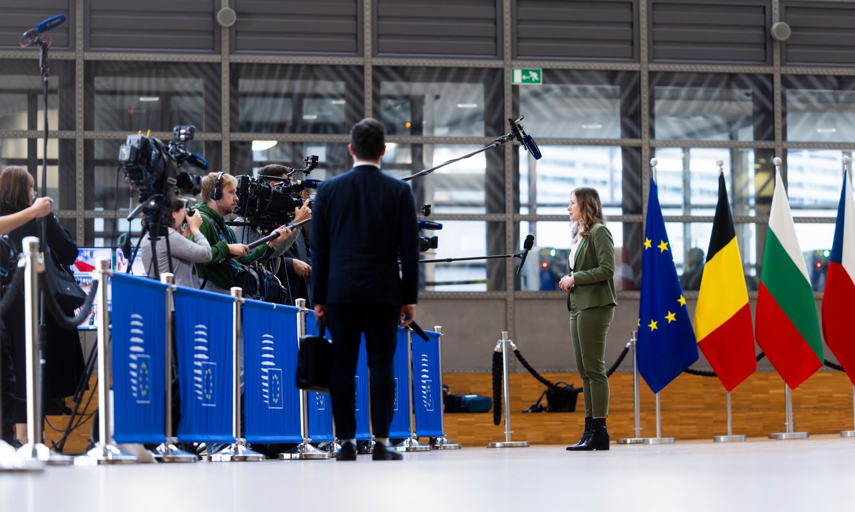 Am 25. November 2024 reiste Staatssekret&auml;rin Claudia Plakolm (r.) nach Br&uuml;ssel und nahm am Jugendrat teil. Im Bild beim Doorstep vor dem Jugendrat.