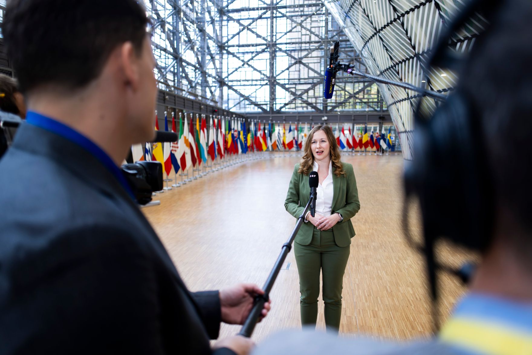Am 25. November 2024 reiste Staatssekret&auml;rin Claudia Plakolm (m.) nach Br&uuml;ssel und nahm am Jugendrat teil. Im Bild beim Doorstep vor dem Jugendrat.