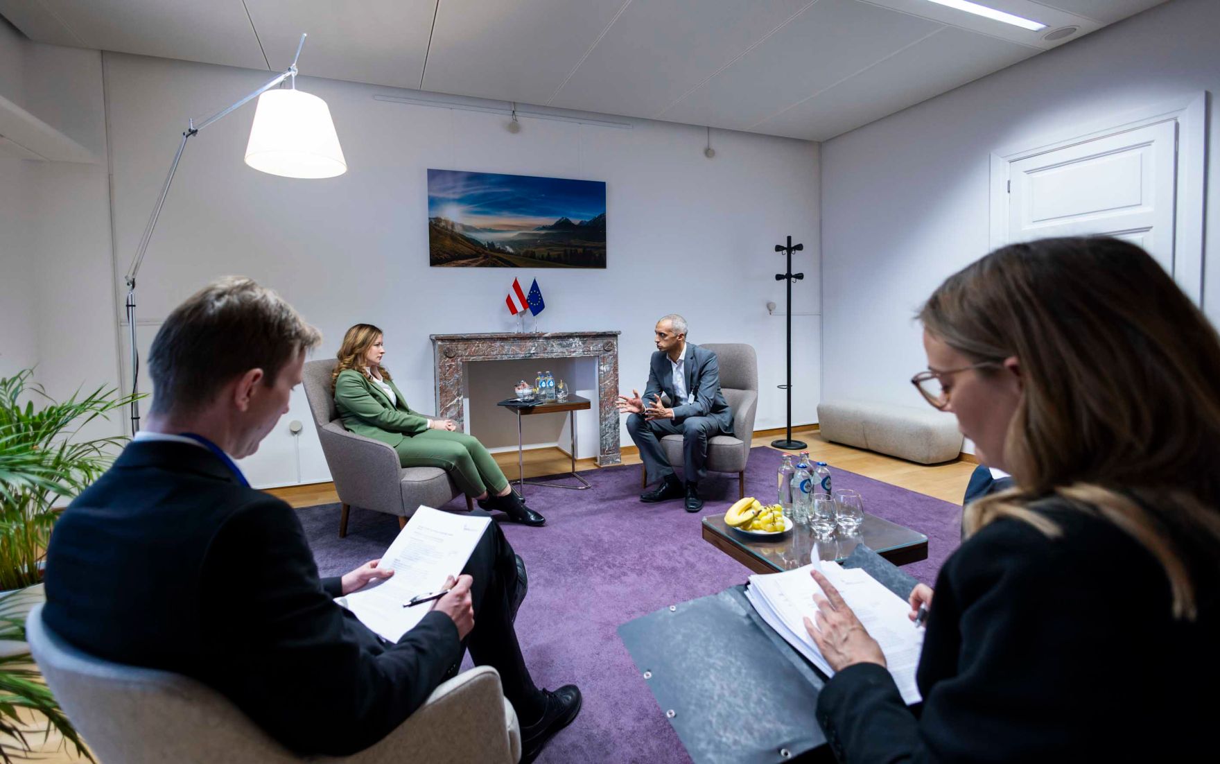 Am 25. November 2024 reiste Staatssekret&auml;rin Claudia Plakolm nach Br&uuml;ssel und nahm am Jugendrat teil. Im Bild mit dem d&auml;nischen Minister f&uuml;r Unterricht Mattias Tesfaye.