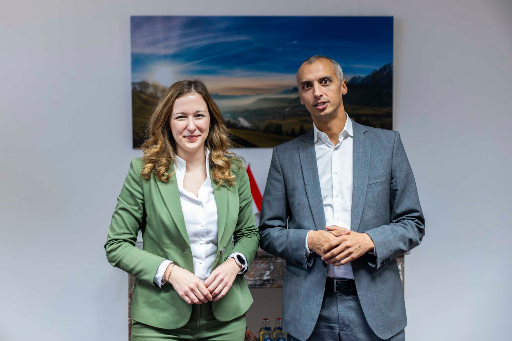 Am 25. November 2024 reiste Staatssekret&auml;rin Claudia Plakolm (l.) nach Br&uuml;ssel und nahm am Jugendrat teil. Im Bild mit dem d&auml;nischen Minister f&uuml;r Unterricht Mattias Tesfaye (r.).