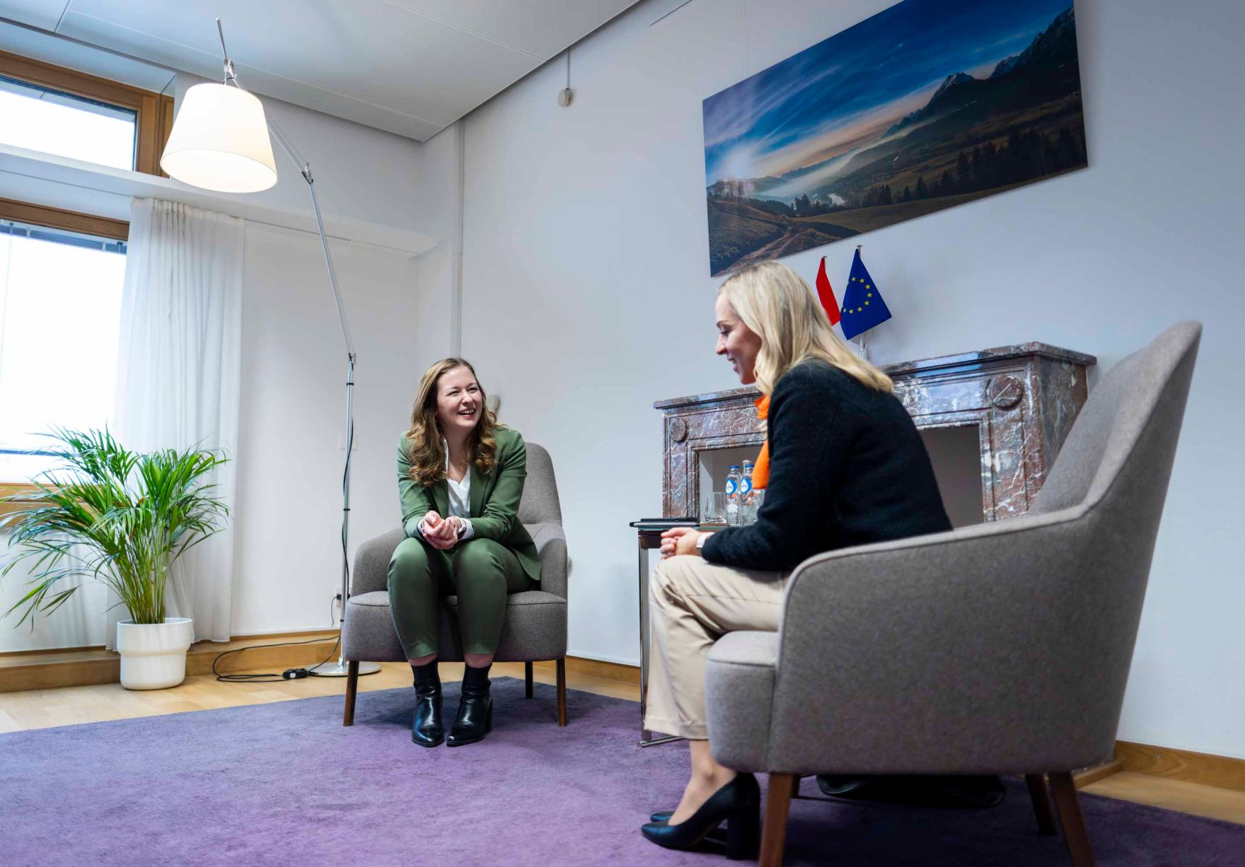 Am 25. November 2024 reiste Staatssekret&auml;rin Claudia Plakolm (l.) nach Br&uuml;ssel und nahm am Jugendrat teil. Im Bild mit der finnischen Ministerin f&uuml;r Bewegung, Sport und Jugend Sandra Bergqvist (r.).