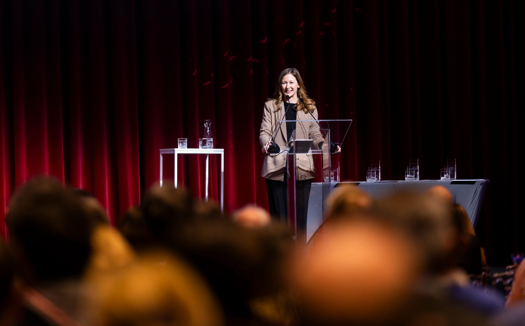 Am 4. Dezember 2024 &uuml;berreichte Staatssekret&auml;rin Claudia Plakolm (im Bild) und Edeltraud Glettler in Vertretung von Bundesminister Johannes Rauch, im Rahmen einer feierlichen Gala, den 2. Staatspreis f&uuml;r freiwilliges und ehrenamtliches Engagement in den Wiener Sofiens&auml;len.