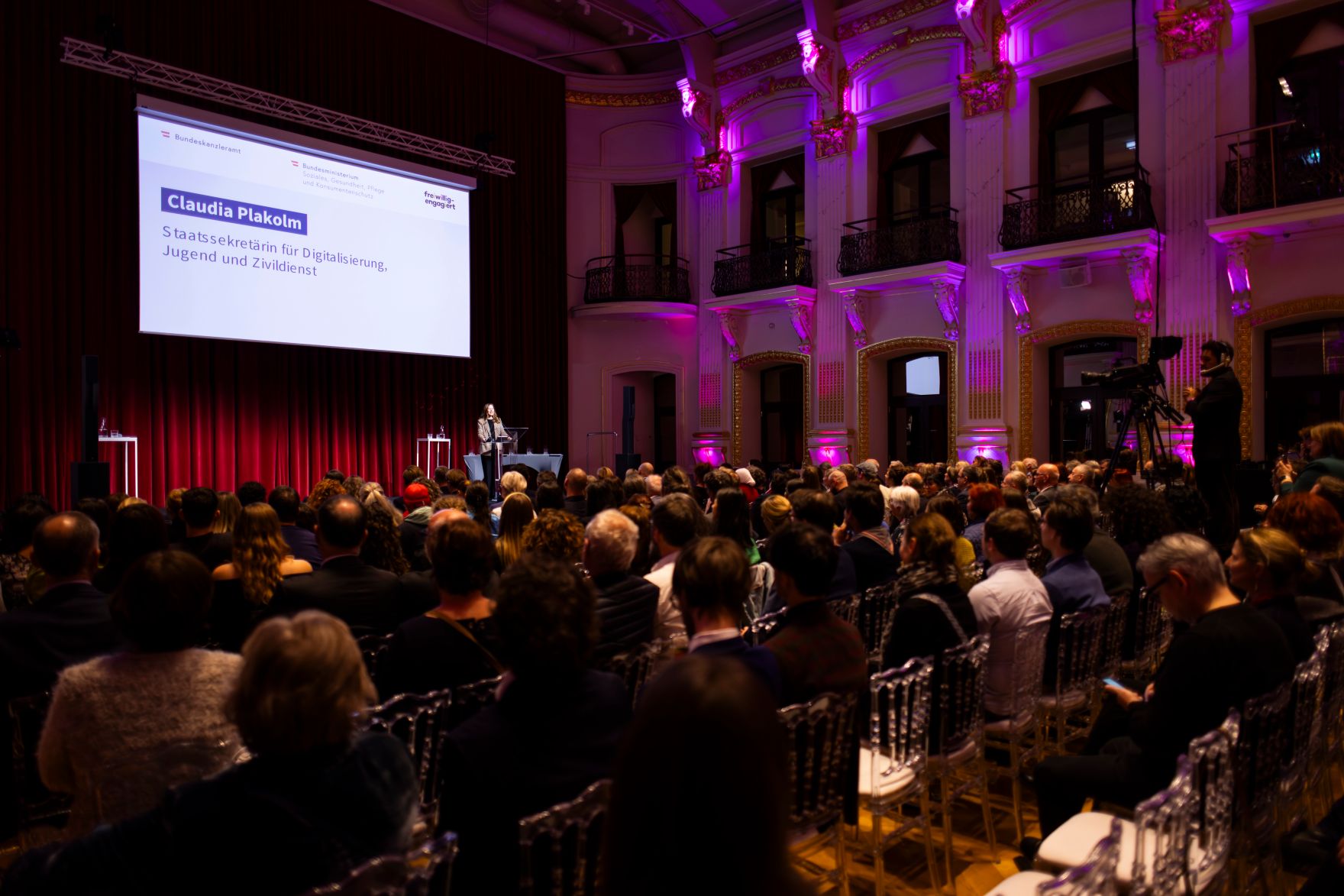 Am 4. Dezember 2024 &uuml;berreichte Staatssekret&auml;rin Claudia Plakolm (m.l.) und Edeltraud Glettler in Vertretung von Bundesminister Johannes Rauch, im Rahmen einer feierlichen Gala, den 2. Staatspreis f&uuml;r freiwilliges und ehrenamtliches Engagement in den Wiener Sofiens&auml;len.