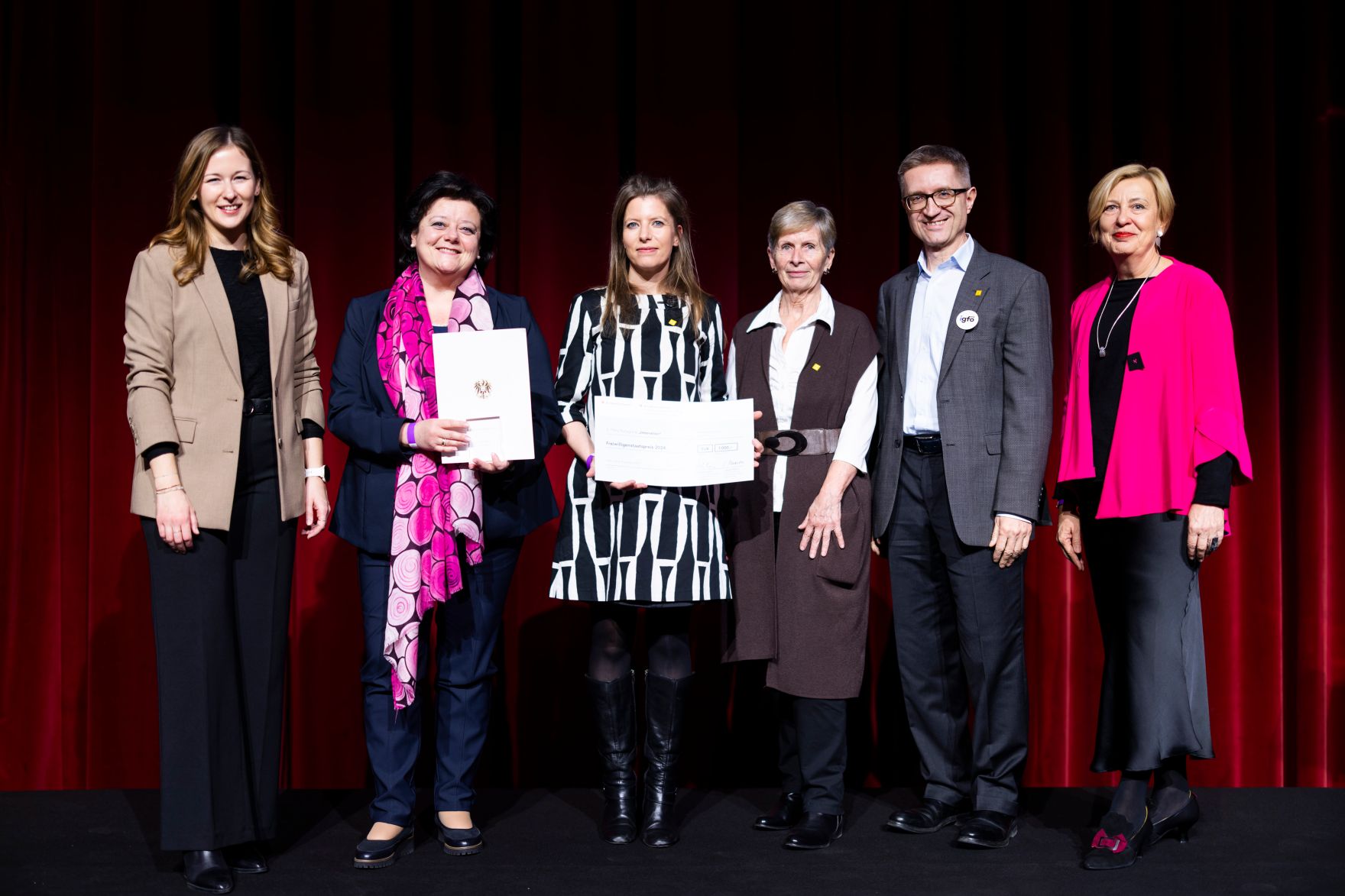 Am 4. Dezember 2024 &uuml;berreichte Staatssekret&auml;rin Claudia Plakolm (l.) und Edeltraud Glettler (r.) in Vertretung von Bundesminister Johannes Rauch, im Rahmen einer feierlichen Gala, den 2. Staatspreis f&uuml;r freiwilliges und ehrenamtliches Engagement in den Wiener Sofiens&auml;len.
