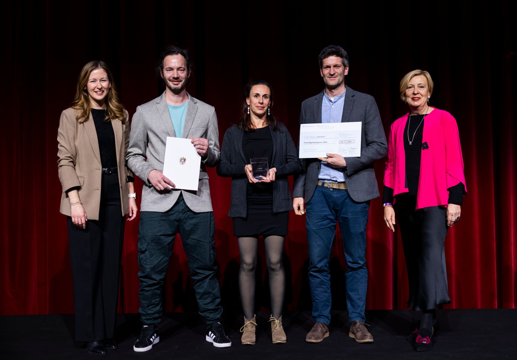 Am 4. Dezember 2024 &uuml;berreichte Staatssekret&auml;rin Claudia Plakolm (l.) und Edeltraud Glettler (r.) in Vertretung von Bundesminister Johannes Rauch, im Rahmen einer feierlichen Gala, den 2. Staatspreis f&uuml;r freiwilliges und ehrenamtliches Engagement in den Wiener Sofiens&auml;len.