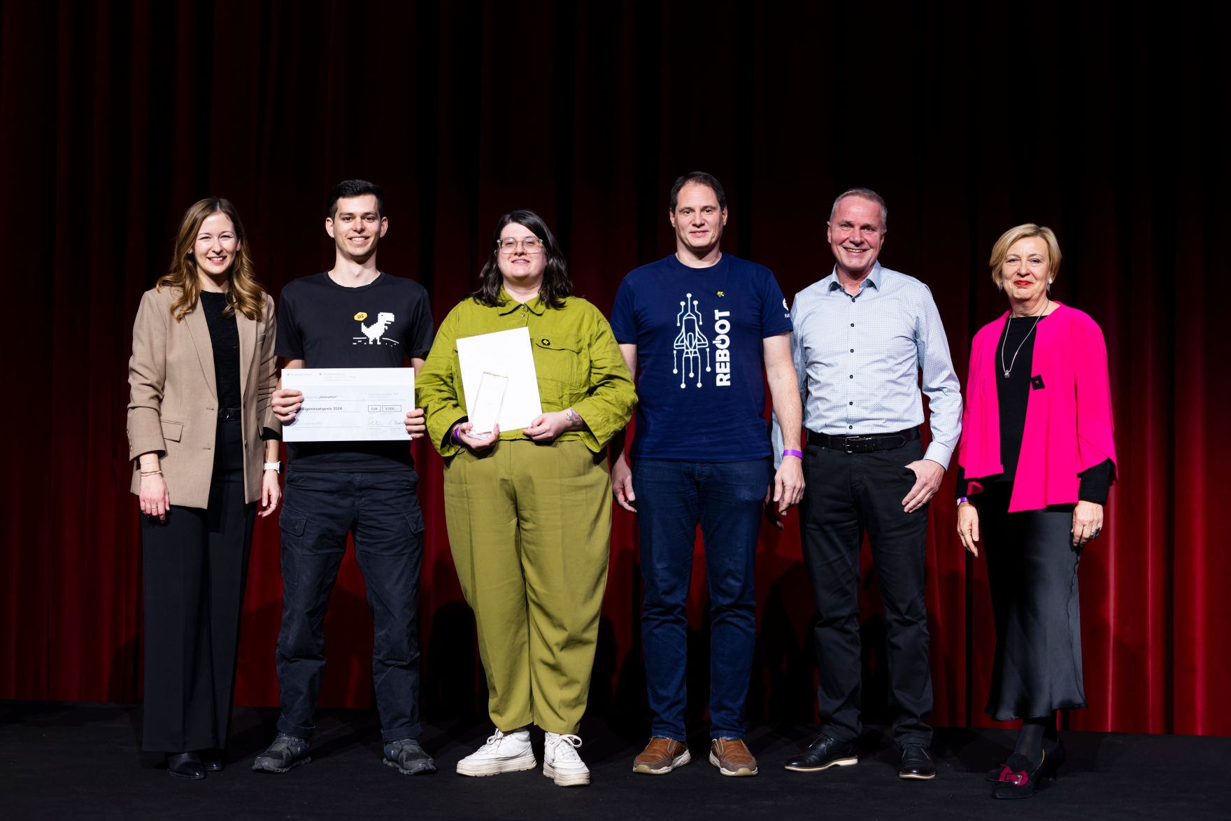Am 4. Dezember 2024 &uuml;berreichte Staatssekret&auml;rin Claudia Plakolm (l.) und Edeltraud Glettler (r.) in Vertretung von Bundesminister Johannes Rauch, im Rahmen einer feierlichen Gala, den 2. Staatspreis f&uuml;r freiwilliges und ehrenamtliches Engagement in den Wiener Sofiens&auml;len.