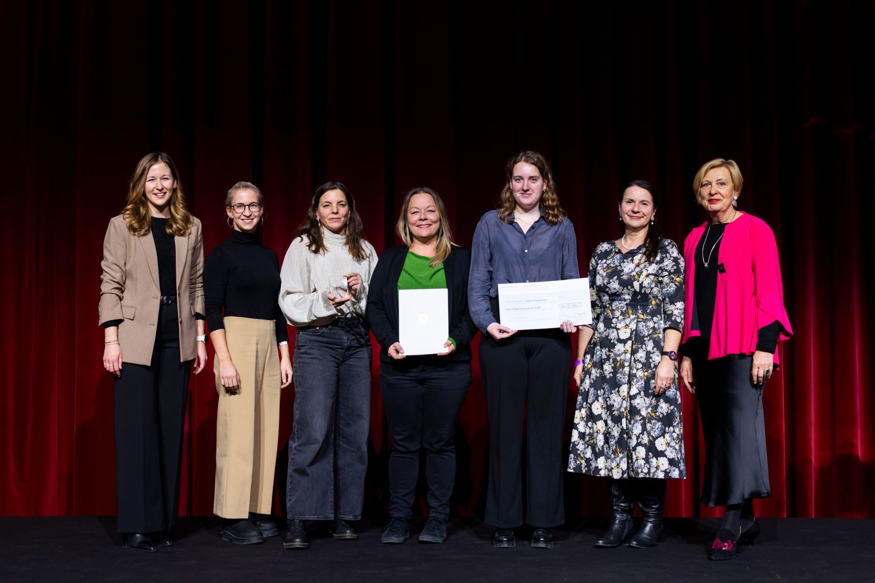 Am 4. Dezember 2024 &uuml;berreichte Staatssekret&auml;rin Claudia Plakolm (l.) und Edeltraud Glettler (r.) in Vertretung von Bundesminister Johannes Rauch, im Rahmen einer feierlichen Gala, den 2. Staatspreis f&uuml;r freiwilliges und ehrenamtliches Engagement in den Wiener Sofiens&auml;len.