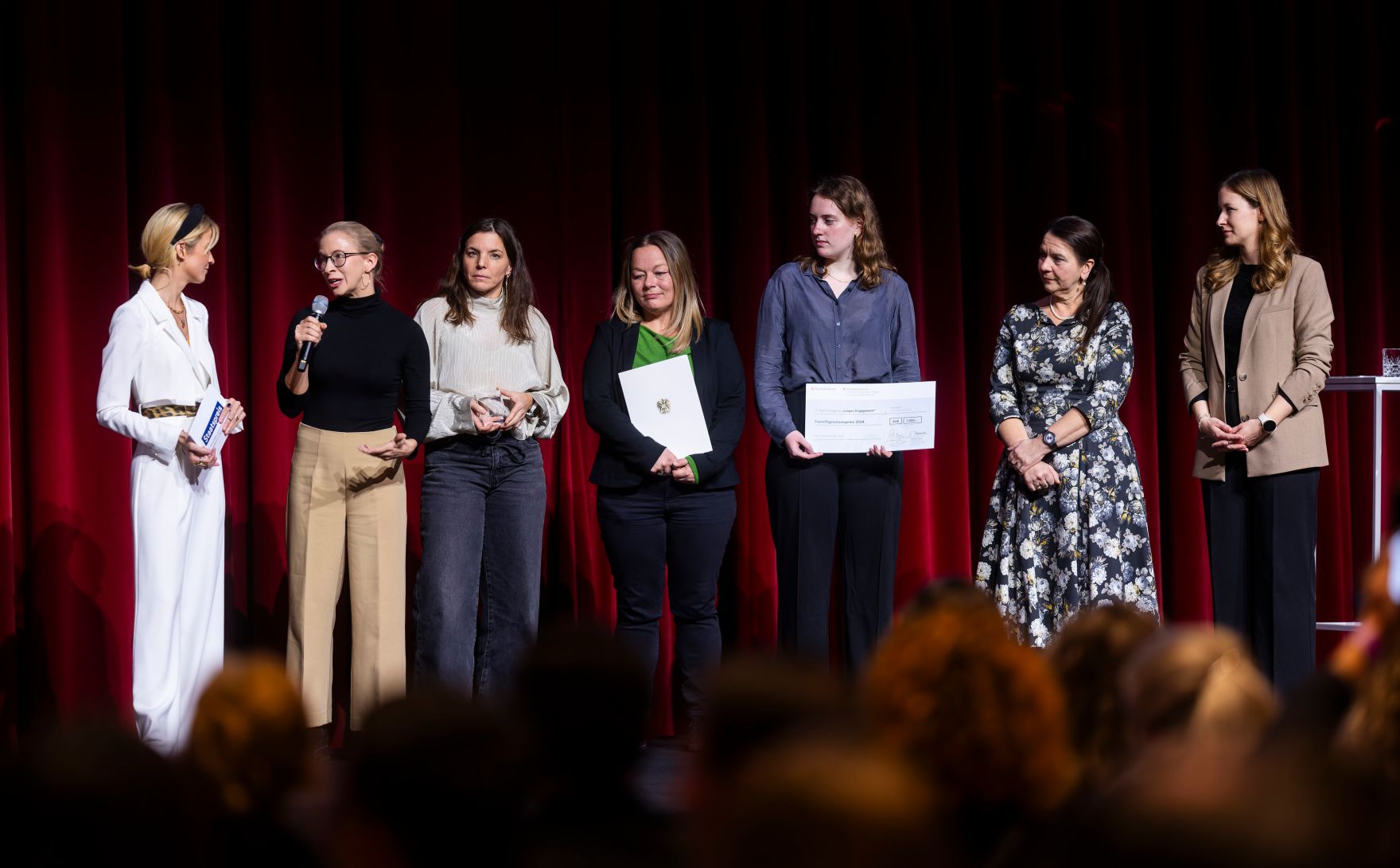 Am 4. Dezember 2024 &uuml;berreichte Staatssekret&auml;rin Claudia Plakolm (r.) und Edeltraud Glettler in Vertretung von Bundesminister Johannes Rauch, im Rahmen einer feierlichen Gala, den 2. Staatspreis f&uuml;r freiwilliges und ehrenamtliches Engagement in den Wiener Sofiens&auml;len.