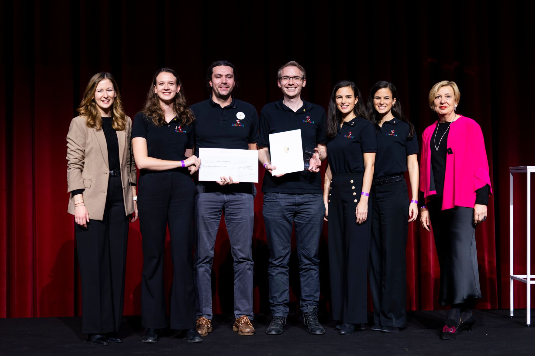Am 4. Dezember 2024 &uuml;berreichte Staatssekret&auml;rin Claudia Plakolm (l.) und Edeltraud Glettler (r.) in Vertretung von Bundesminister Johannes Rauch, im Rahmen einer feierlichen Gala, den 2. Staatspreis f&uuml;r freiwilliges und ehrenamtliches Engagement in den Wiener Sofiens&auml;len.