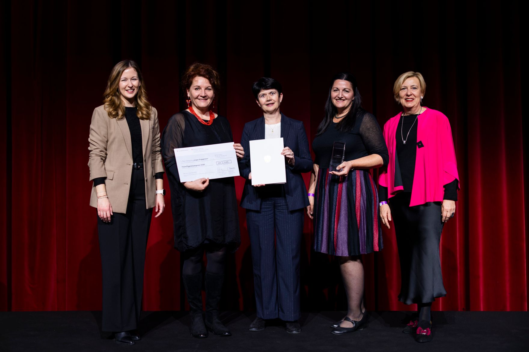 Am 4. Dezember 2024 &uuml;berreichte Staatssekret&auml;rin Claudia Plakolm (l.) und Edeltraud Glettler (r.) in Vertretung von Bundesminister Johannes Rauch, im Rahmen einer feierlichen Gala, den 2. Staatspreis f&uuml;r freiwilliges und ehrenamtliches Engagement in den Wiener Sofiens&auml;len.