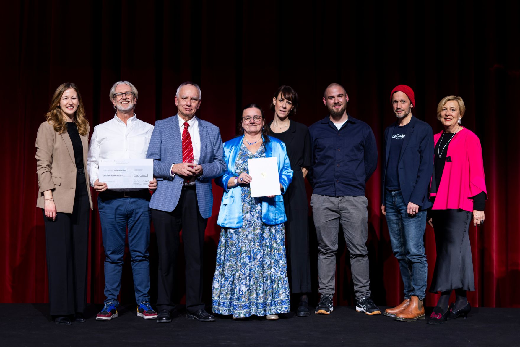 Am 4. Dezember 2024 &uuml;berreichte Staatssekret&auml;rin Claudia Plakolm (l.) und Edeltraud Glettler (r.) in Vertretung von Bundesminister Johannes Rauch, im Rahmen einer feierlichen Gala, den 2. Staatspreis f&uuml;r freiwilliges und ehrenamtliches Engagement in den Wiener Sofiens&auml;len.