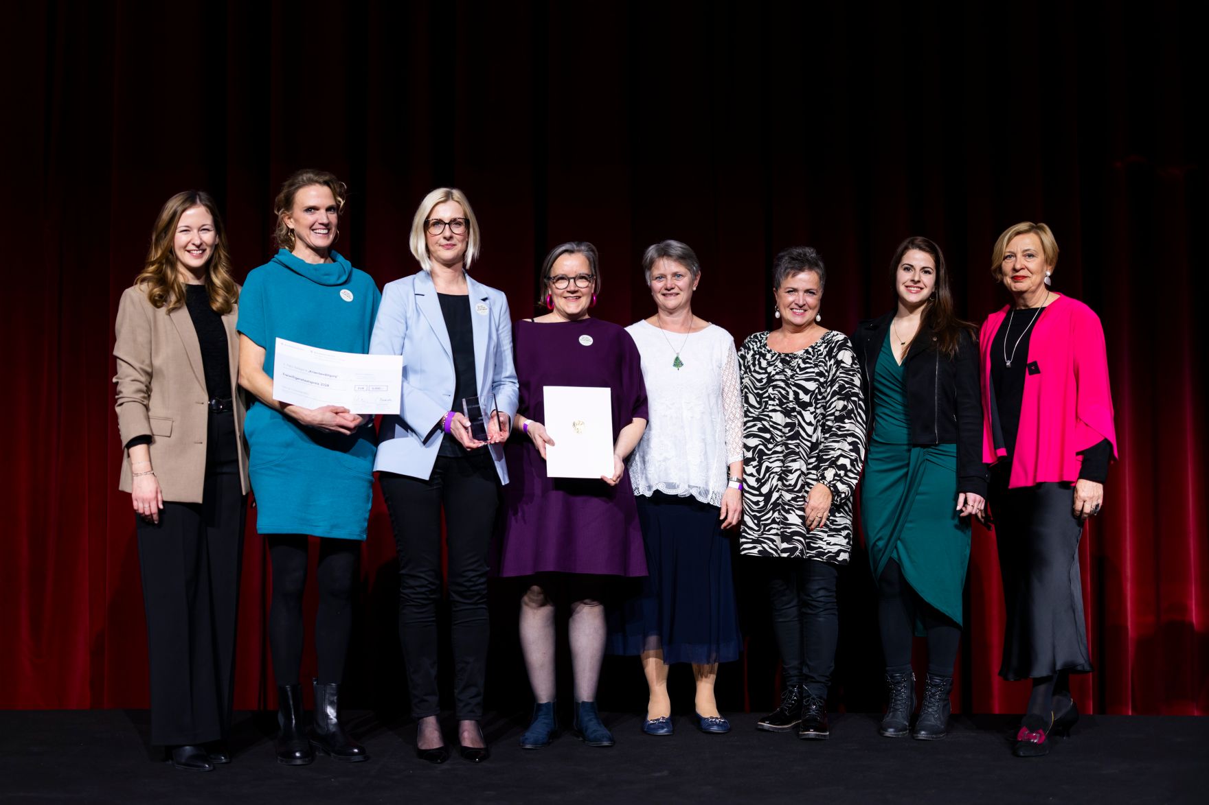 Am 4. Dezember 2024 &uuml;berreichte Staatssekret&auml;rin Claudia Plakolm (l.) und Edeltraud Glettler (r.) in Vertretung von Bundesminister Johannes Rauch, im Rahmen einer feierlichen Gala, den 2. Staatspreis f&uuml;r freiwilliges und ehrenamtliches Engagement in den Wiener Sofiens&auml;len.