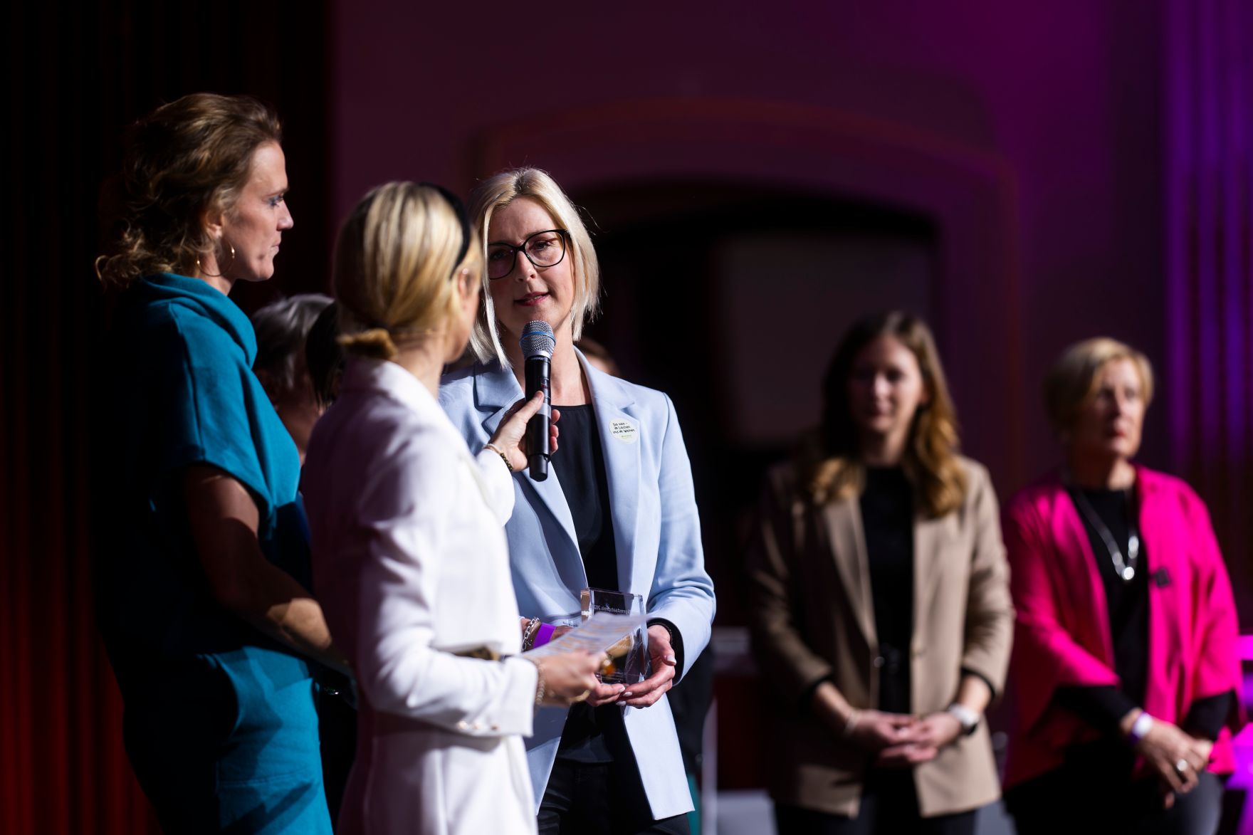 Am 4. Dezember 2024 &uuml;berreichte Staatssekret&auml;rin Claudia Plakolm (2.v.r.) und Edeltraud Glettler (r.) in Vertretung von Bundesminister Johannes Rauch, im Rahmen einer feierlichen Gala, den 2. Staatspreis f&uuml;r freiwilliges und ehrenamtliches Engagement in den Wiener Sofiens&auml;len.