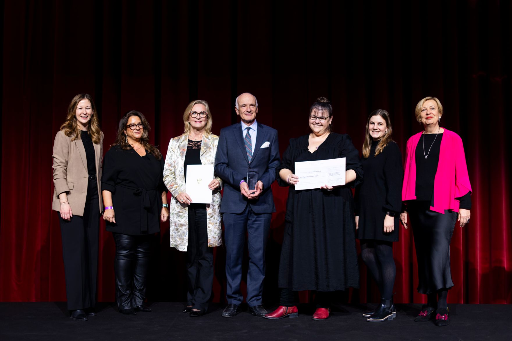 Am 4. Dezember 2024 &uuml;berreichte Staatssekret&auml;rin Claudia Plakolm (l.) und Edeltraud Glettler (r.) in Vertretung von Bundesminister Johannes Rauch, im Rahmen einer feierlichen Gala, den 2. Staatspreis f&uuml;r freiwilliges und ehrenamtliches Engagement in den Wiener Sofiens&auml;len.