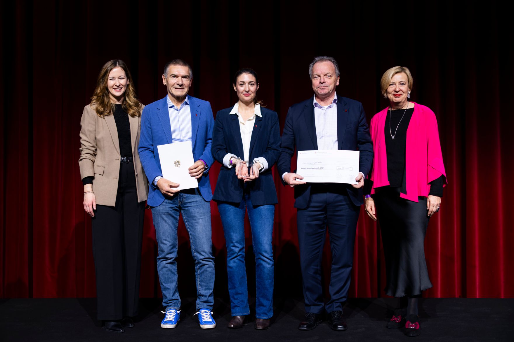 Am 4. Dezember 2024 &uuml;berreichte Staatssekret&auml;rin Claudia Plakolm (l.) und Edeltraud Glettler (r.) in Vertretung von Bundesminister Johannes Rauch, im Rahmen einer feierlichen Gala, den 2. Staatspreis f&uuml;r freiwilliges und ehrenamtliches Engagement in den Wiener Sofiens&auml;len.