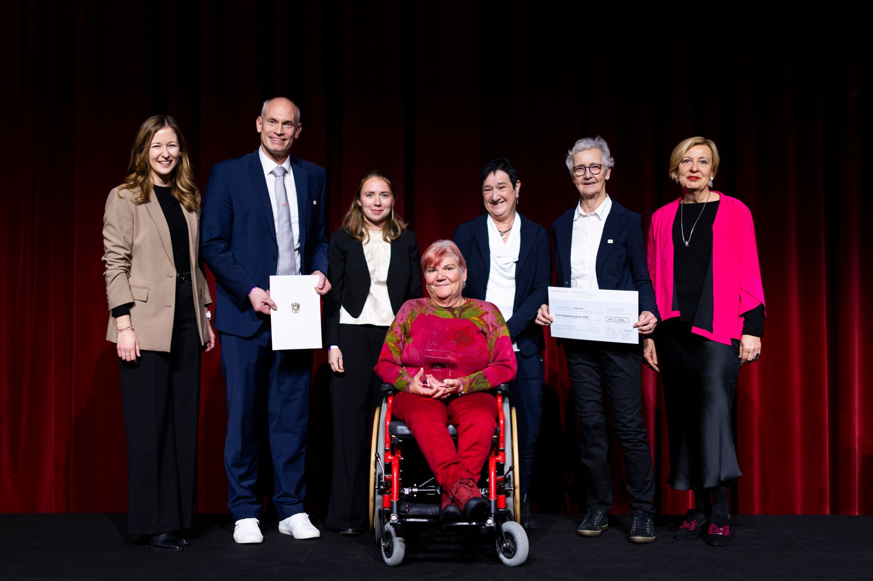 Am 4. Dezember 2024 &uuml;berreichte Staatssekret&auml;rin Claudia Plakolm (l.) und Edeltraud Glettler (r.) in Vertretung von Bundesminister Johannes Rauch, im Rahmen einer feierlichen Gala, den 2. Staatspreis f&uuml;r freiwilliges und ehrenamtliches Engagement in den Wiener Sofiens&auml;len.