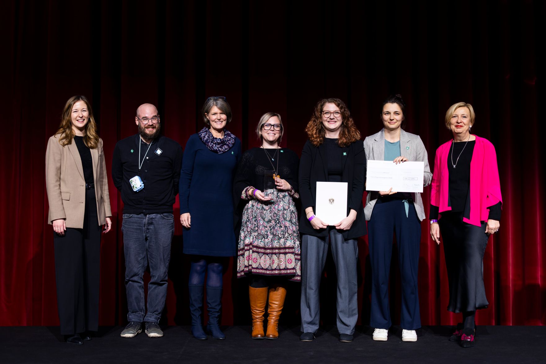 Am 4. Dezember 2024 &uuml;berreichte Staatssekret&auml;rin Claudia Plakolm (l.) und Edeltraud Glettler (r.) in Vertretung von Bundesminister Johannes Rauch, im Rahmen einer feierlichen Gala, den 2. Staatspreis f&uuml;r freiwilliges und ehrenamtliches Engagement in den Wiener Sofiens&auml;len.