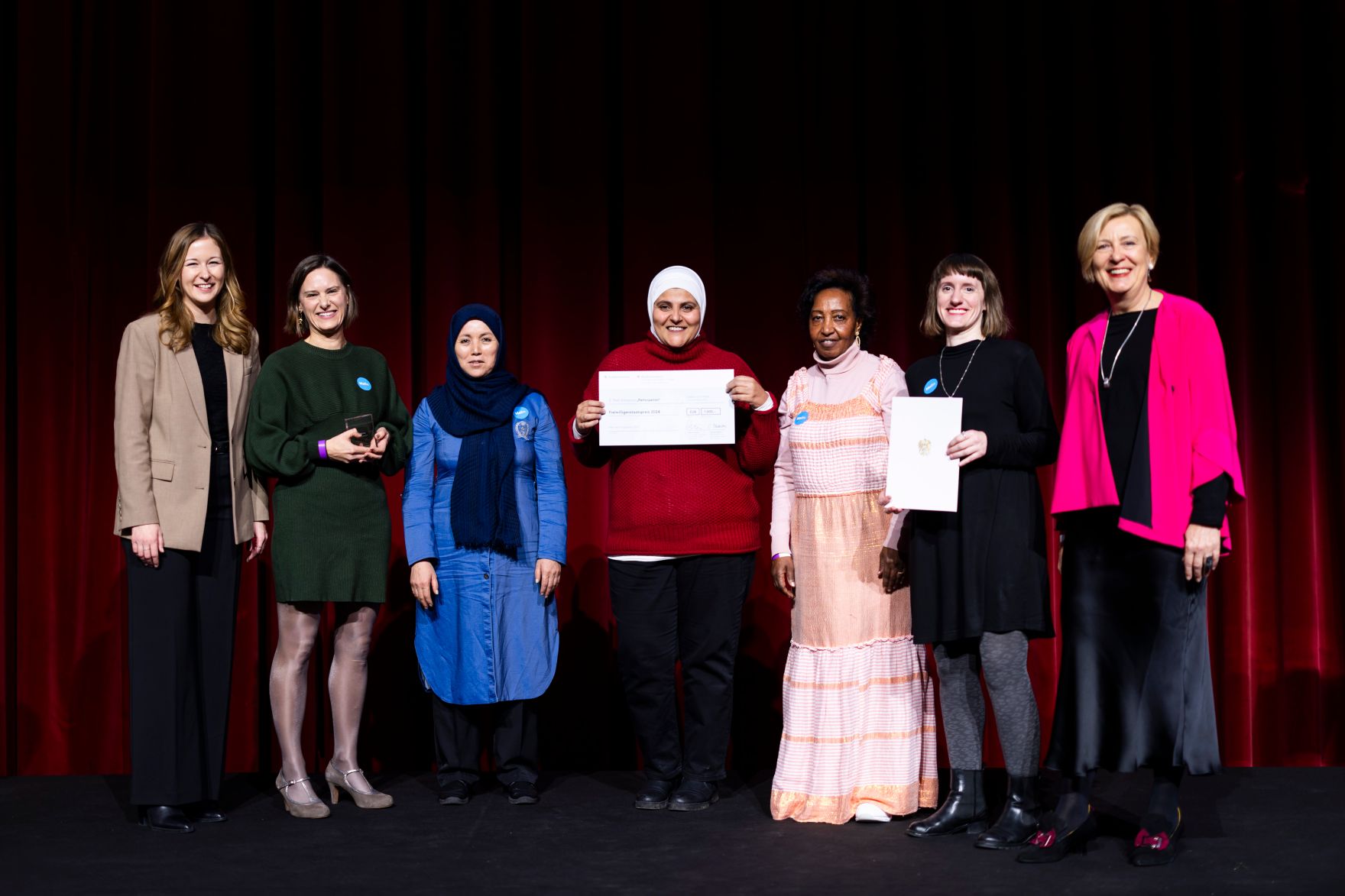 Am 4. Dezember 2024 &uuml;berreichte Staatssekret&auml;rin Claudia Plakolm (l.) und Edeltraud Glettler (r.) in Vertretung von Bundesminister Johannes Rauch, im Rahmen einer feierlichen Gala, den 2. Staatspreis f&uuml;r freiwilliges und ehrenamtliches Engagement in den Wiener Sofiens&auml;len.