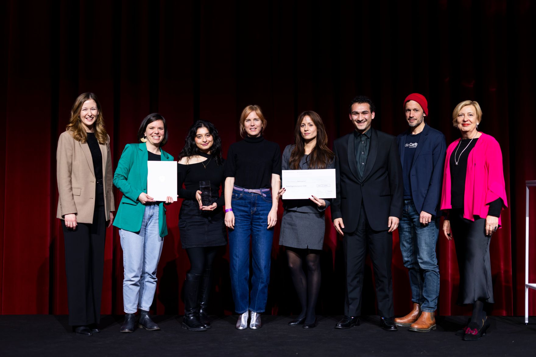 Am 4. Dezember 2024 &uuml;berreichte Staatssekret&auml;rin Claudia Plakolm (l.) und Edeltraud Glettler (r.) in Vertretung von Bundesminister Johannes Rauch, im Rahmen einer feierlichen Gala, den 2. Staatspreis f&uuml;r freiwilliges und ehrenamtliches Engagement in den Wiener Sofiens&auml;len.